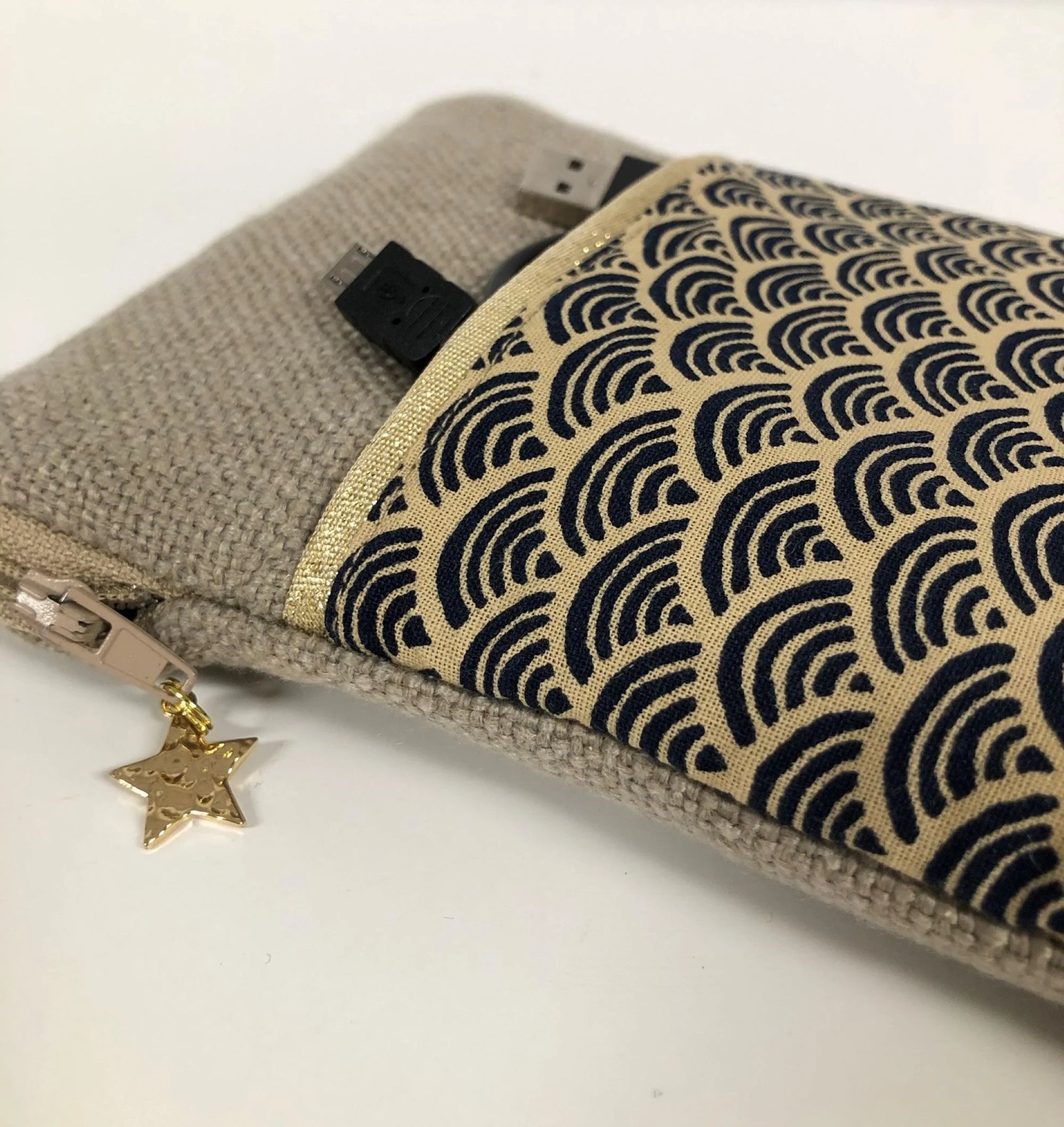 Vue latérale détaillée de la  pochette liseuse en lin et tissu japonais Seigaiha.