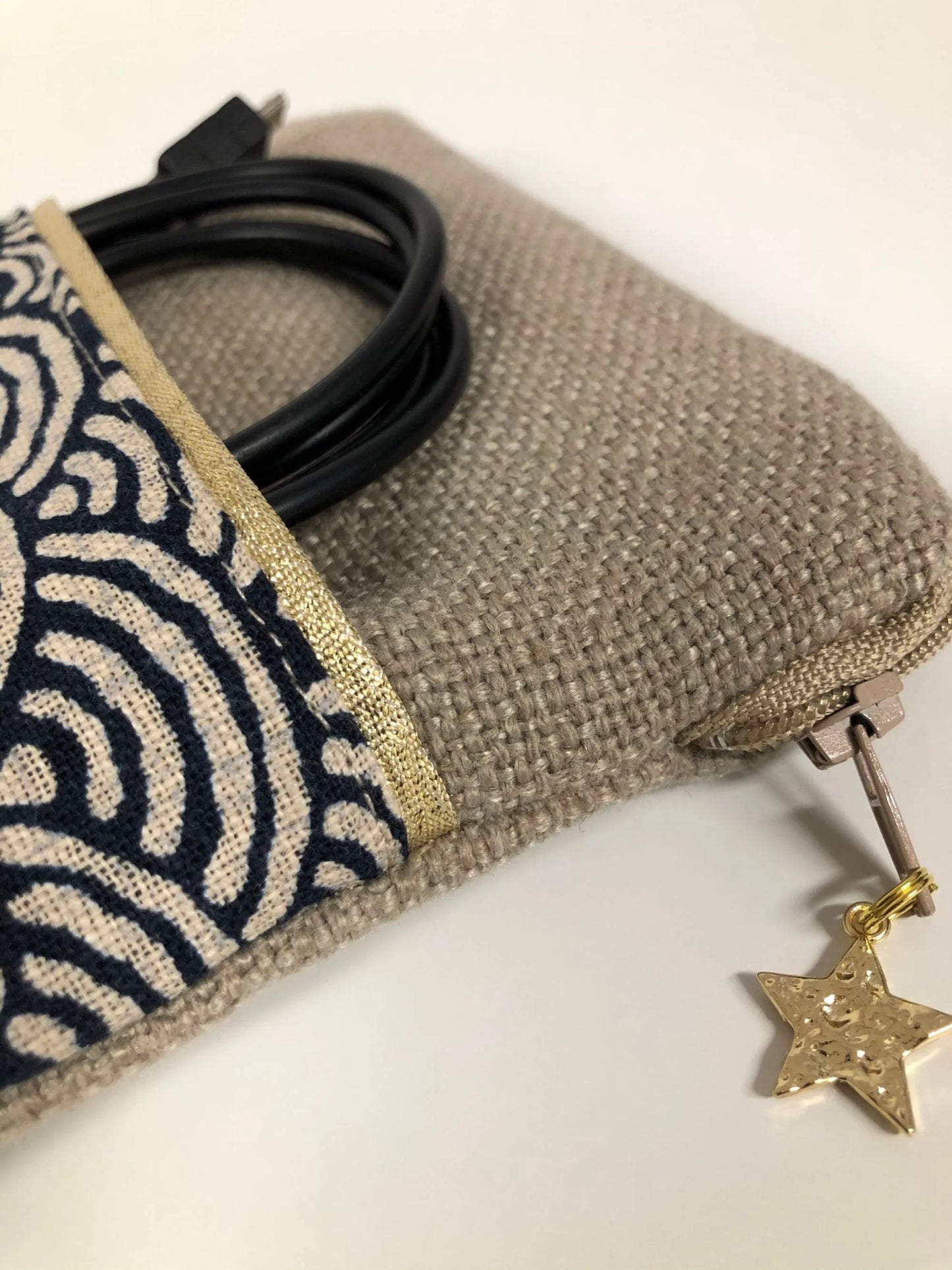 Vue de détail de La pochette pour liseuse numérique en lin et tissu japonais Seigaiha écru et bleu