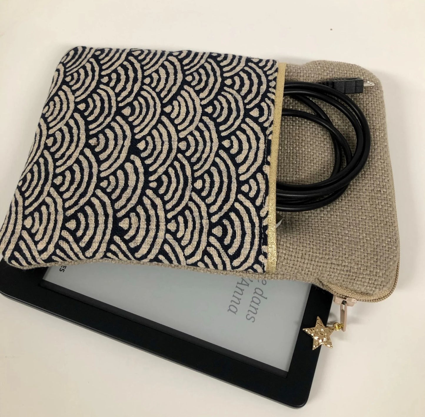 La pochette pour liseuse numérique en lin et tissu japonais Seigaiha écru et bleu, format 7 pouces