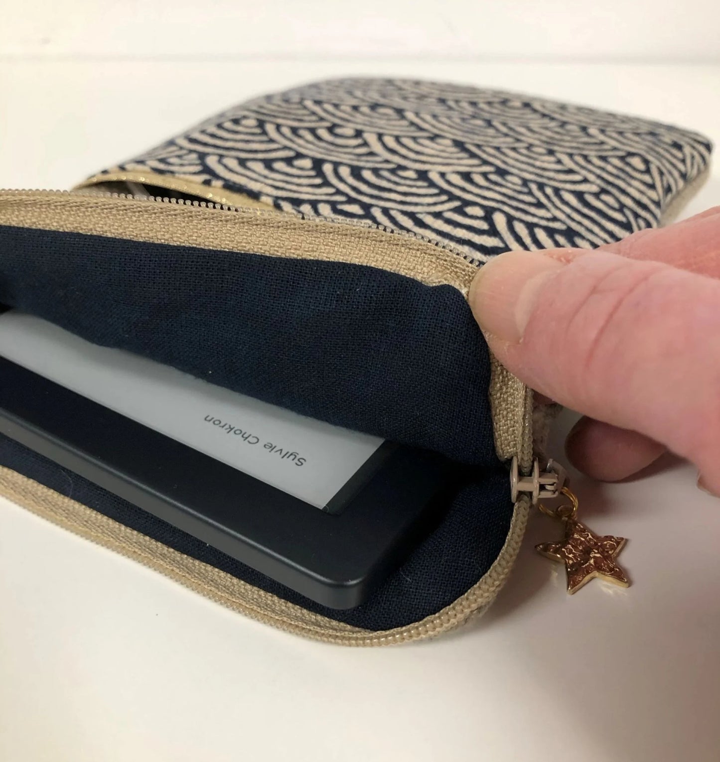 La pochette pour liseuse numérique en lin et tissu japonais Seigaiha écru et bleu, ouverte
