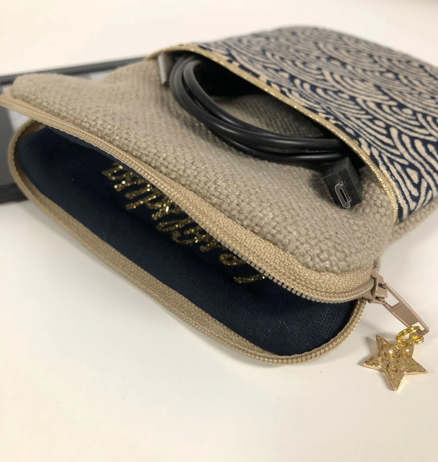 La pochette pour liseuse numérique en lin et tissu japonais Seigaiha écru et bleu, ouverte