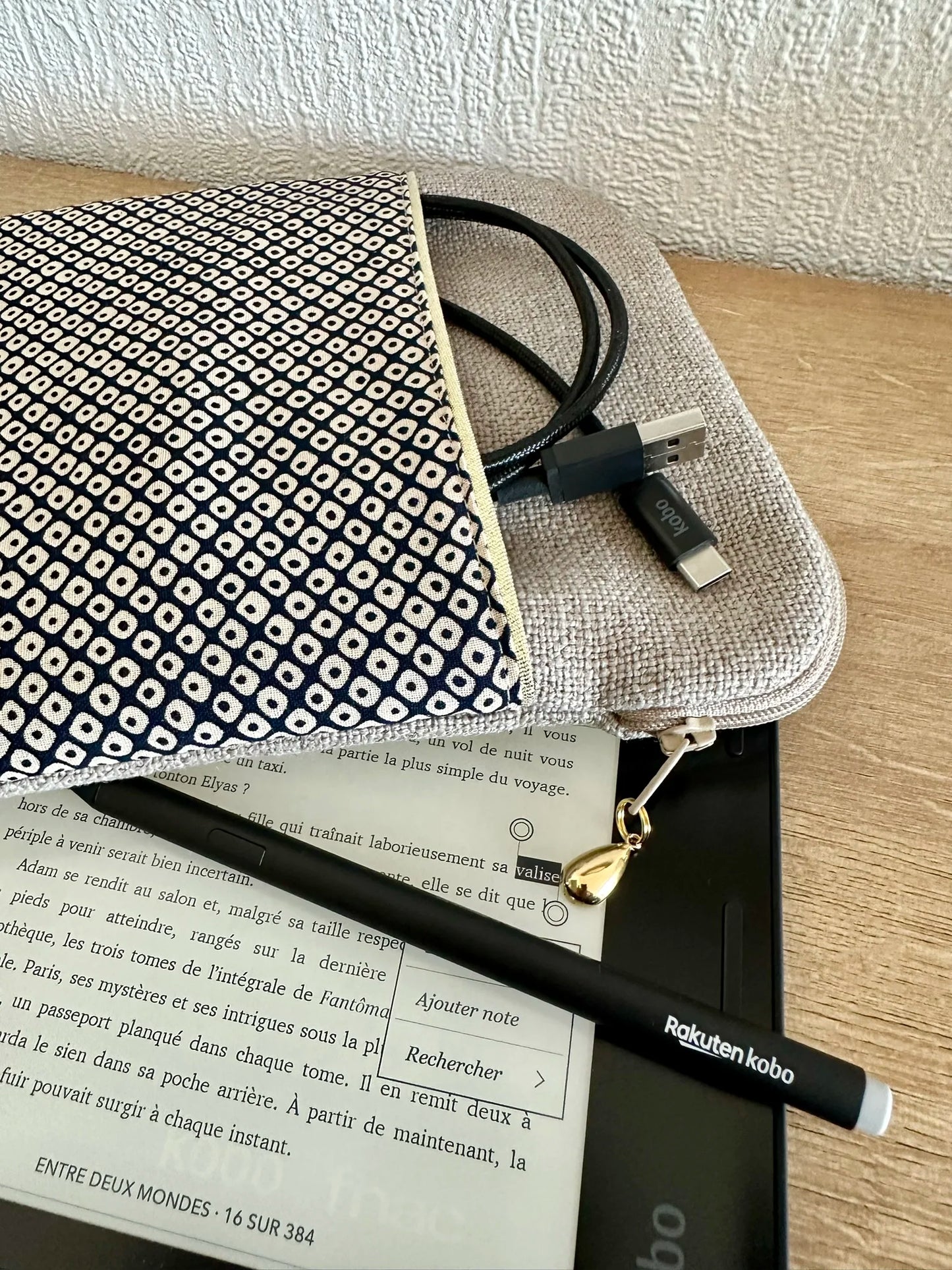 face avant de la pochette liseuse en lin et tissu japonais bleu Shibori.