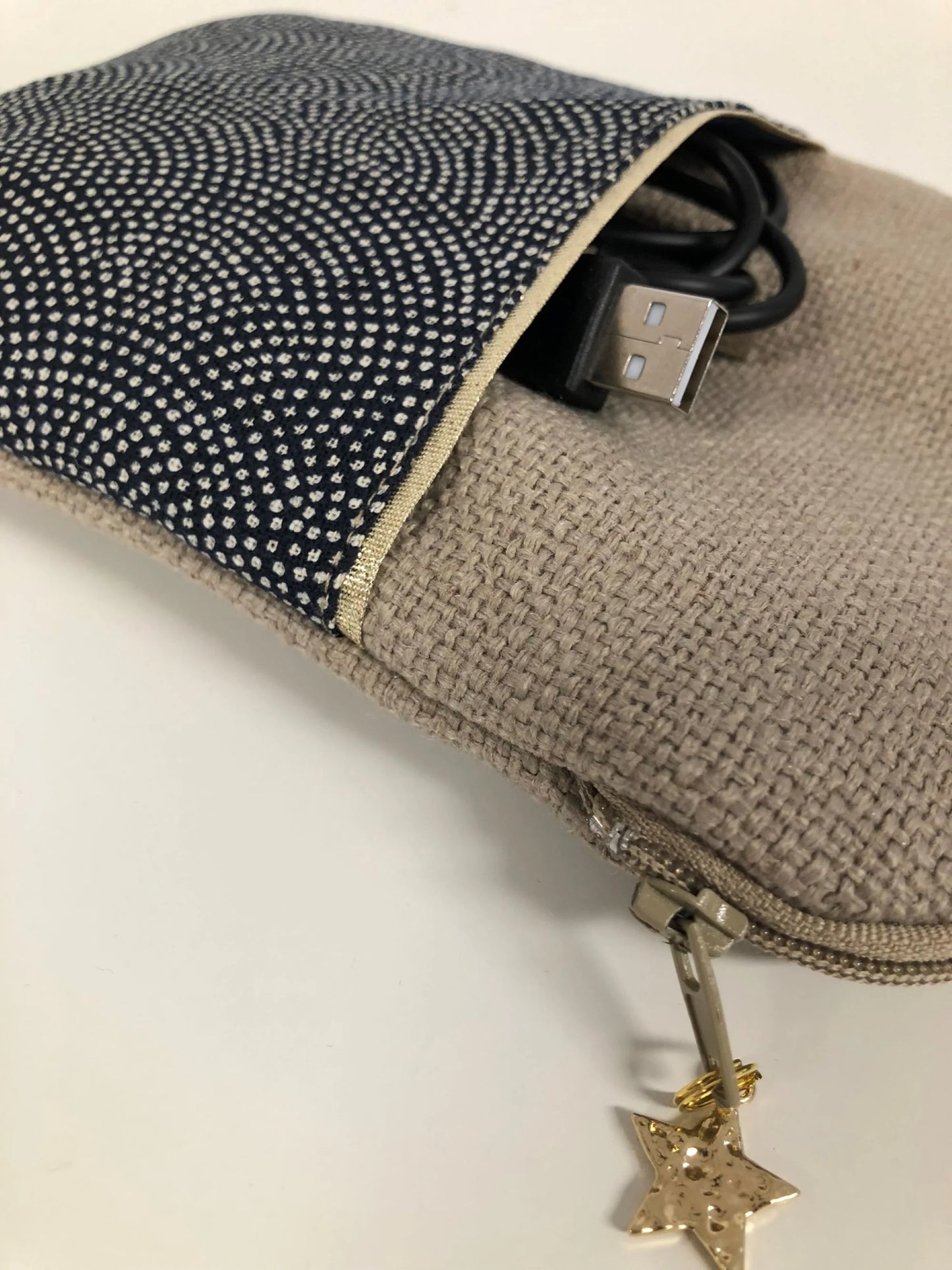 Vue de détail de La pochette pour liseuse numérique en lin et tissu japonais bleu Komon