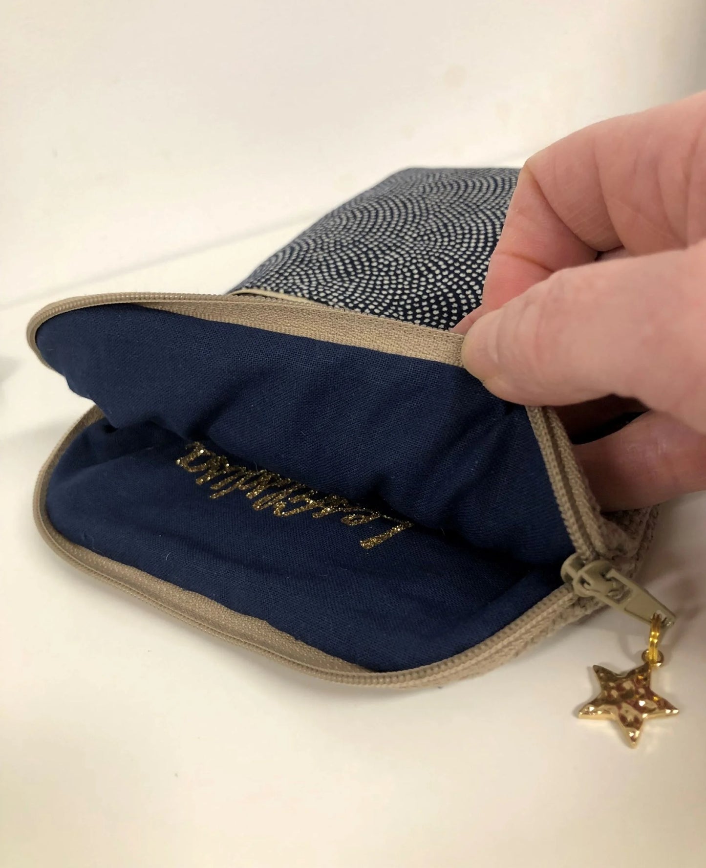 L'intérieur de La pochette pour liseuse numérique en lin et tissu japonais bleu Komon