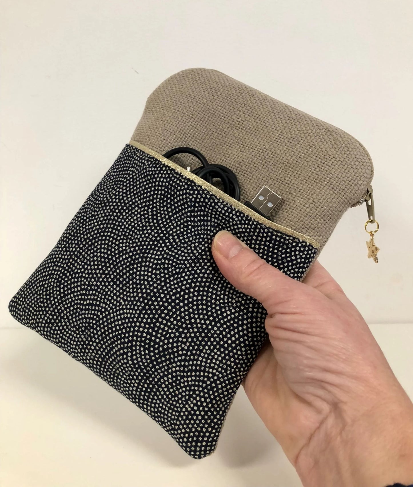 La pochette pour liseuse numérique en lin et tissu japonais bleu Komon