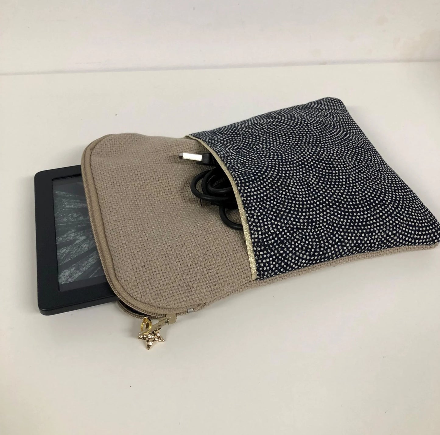 La pochette pour liseuse numérique en lin et tissu japonais bleu Komon