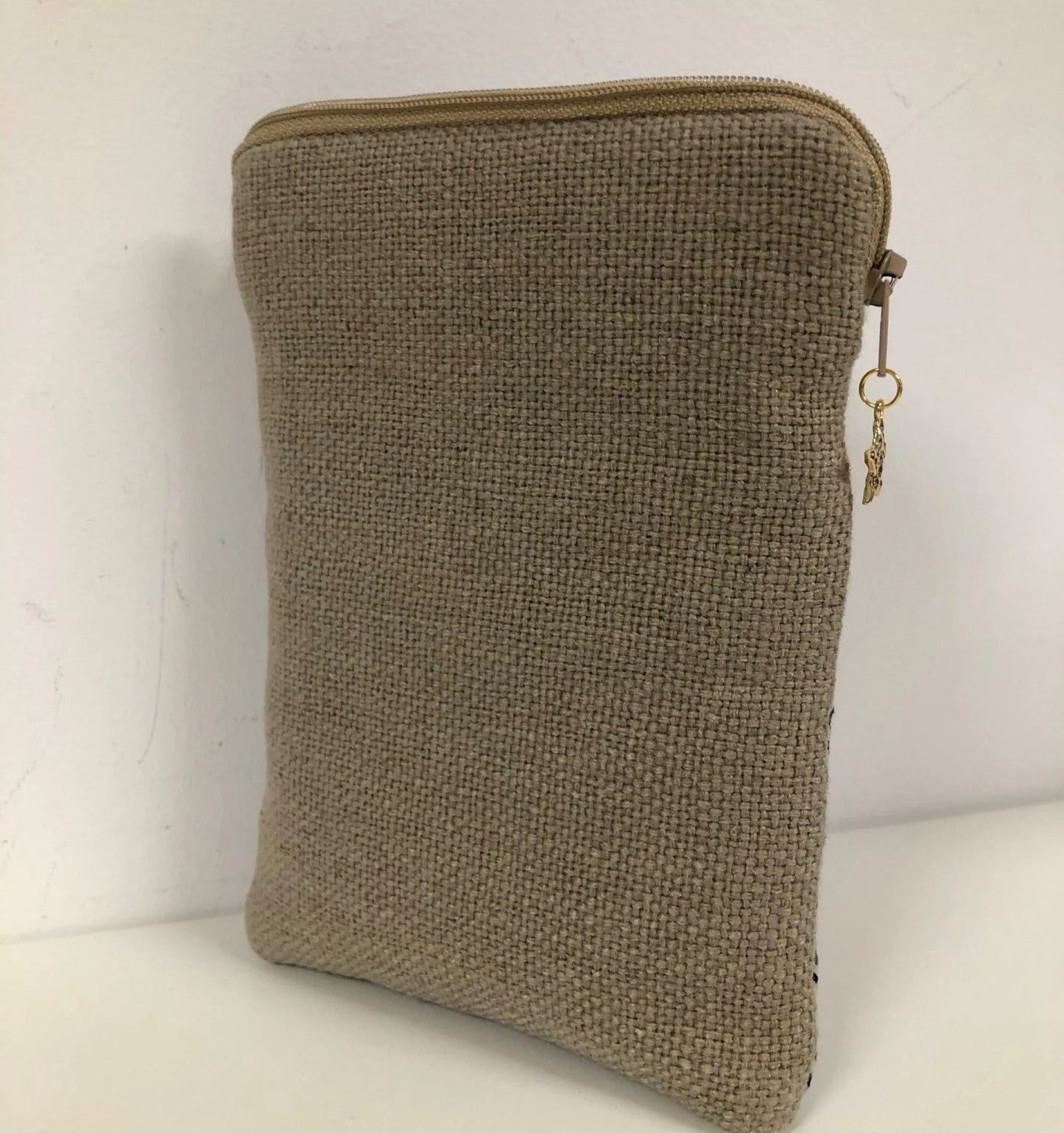 Le dos de La pochette pour liseuse numérique en lin et tissu japonais bleu Komon
