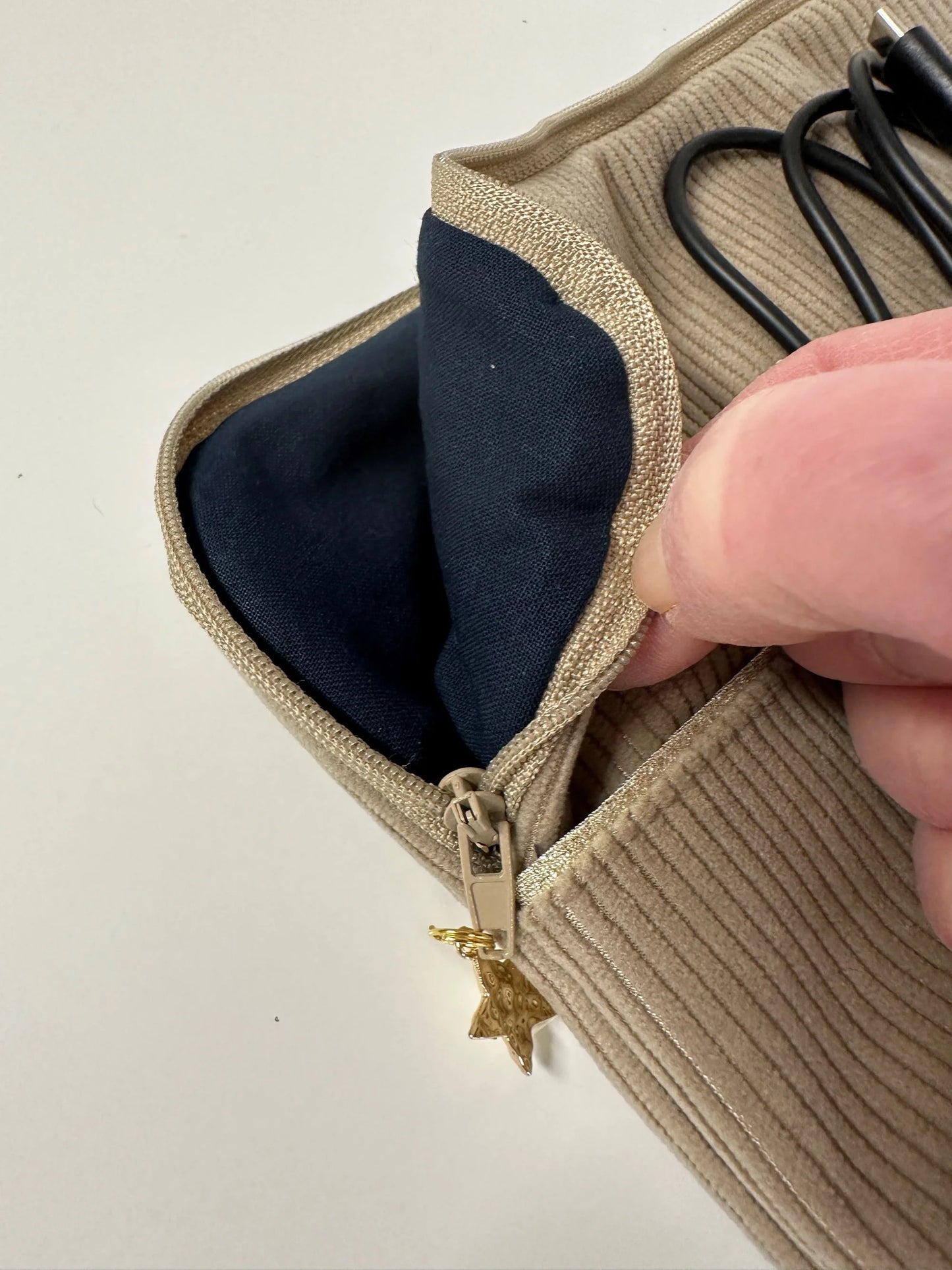 L'intérieur de la pochette liseuse en velours cotelé beige.