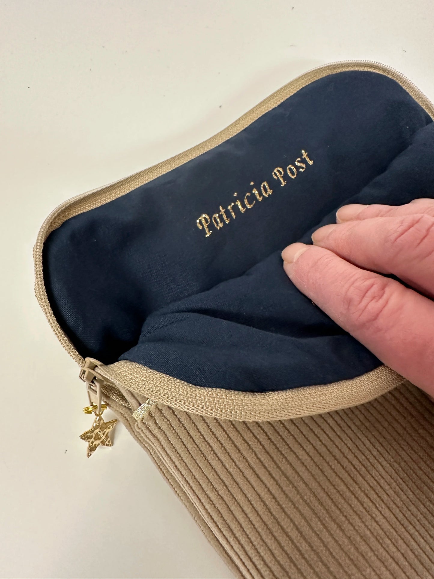 Exemple de personnalisation intérieure de la pochette liseuse en velours cotelé beige.