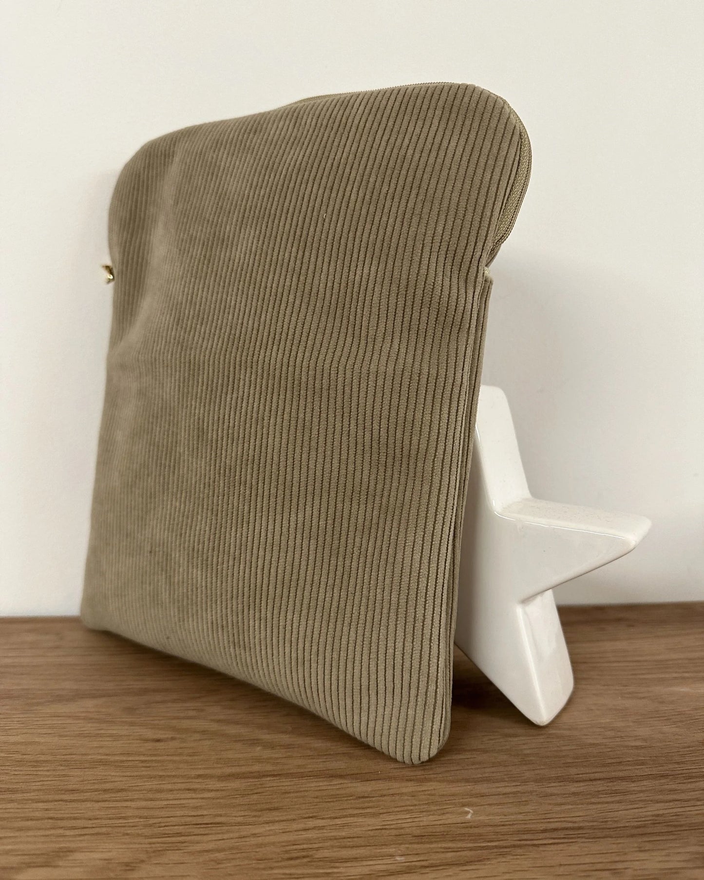 Le dos de la pochette liseuse en velours cotelé beige.