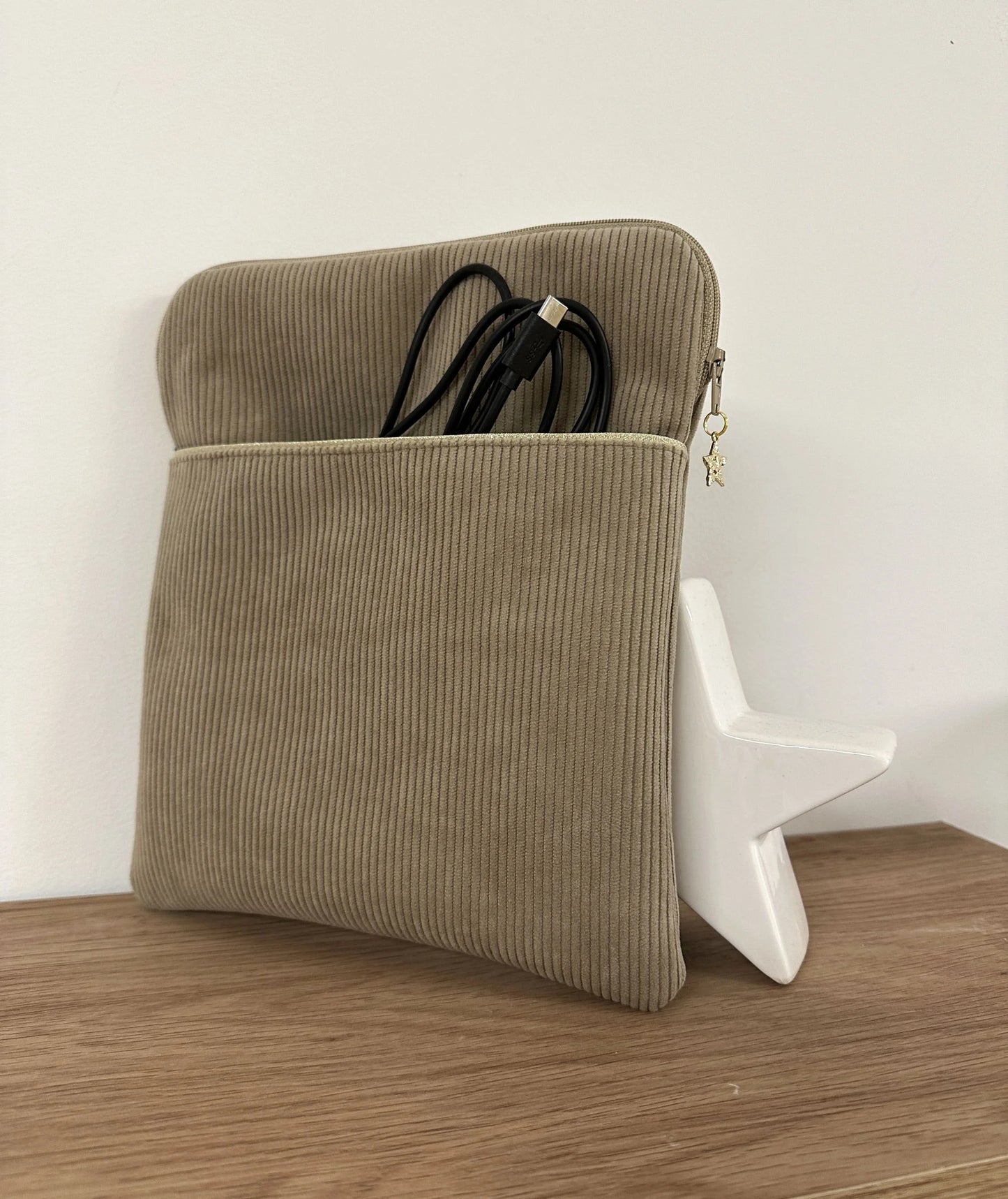 La pochette liseuse en velours cotelé beige, face avant.