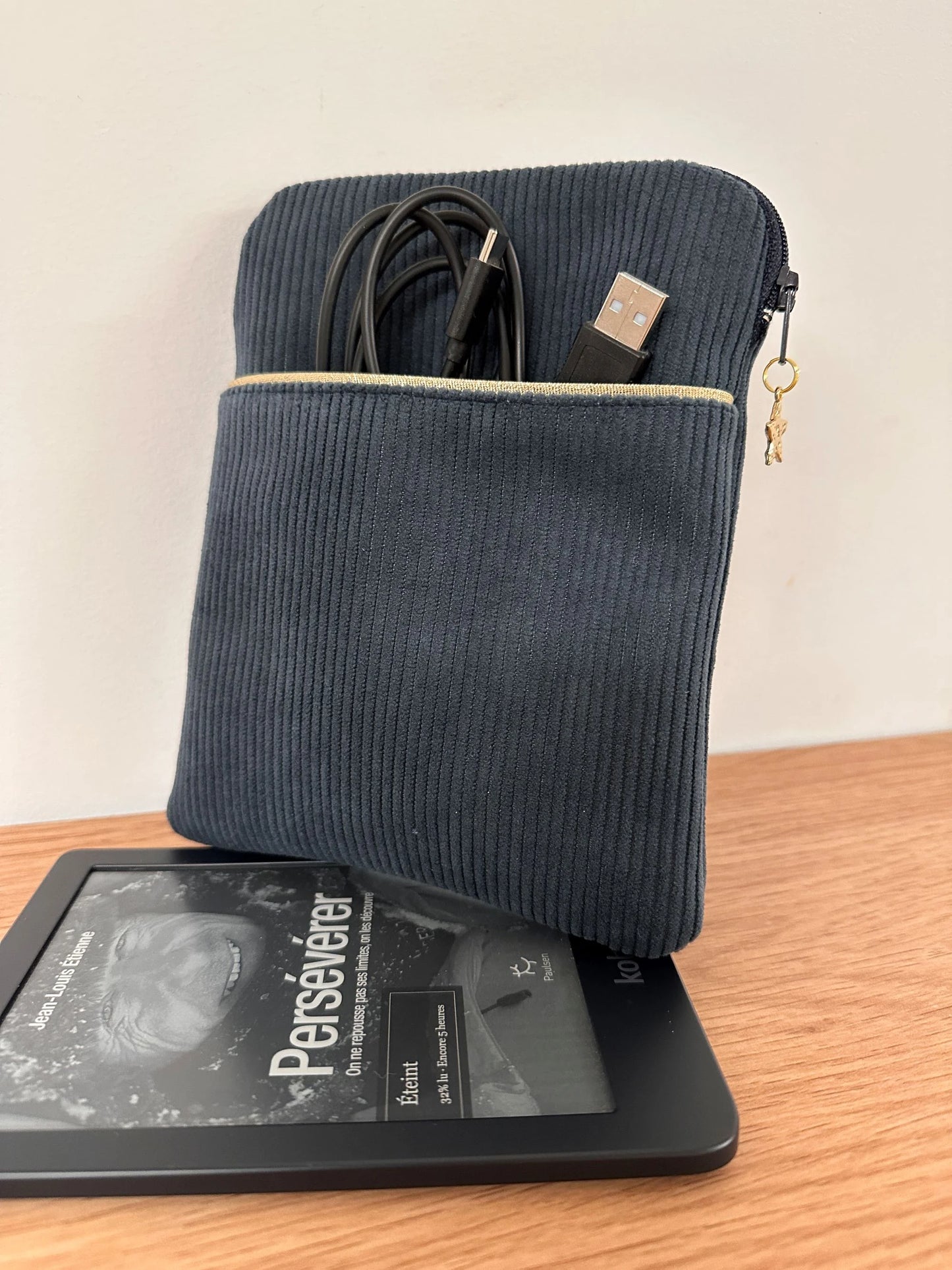 Face avant de la pochette liseuse en velours cotelé bleu canard.