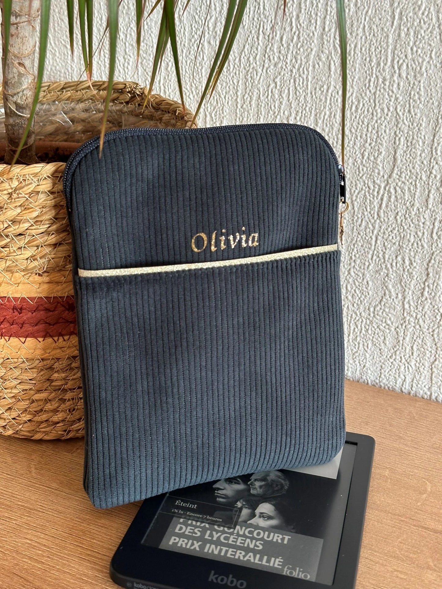 Exemple de personnalisation extérieure de la pochette liseuse en velours côtelé bleu canard.
