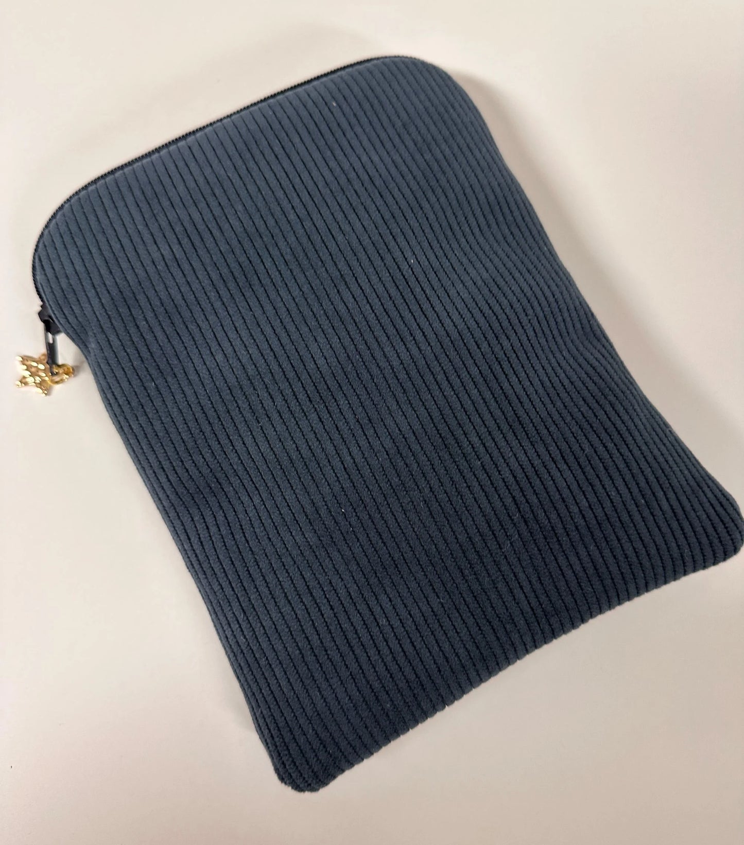 Le dos de La pochette liseuse Lesfilsdisa en velours côtelé bleu canard