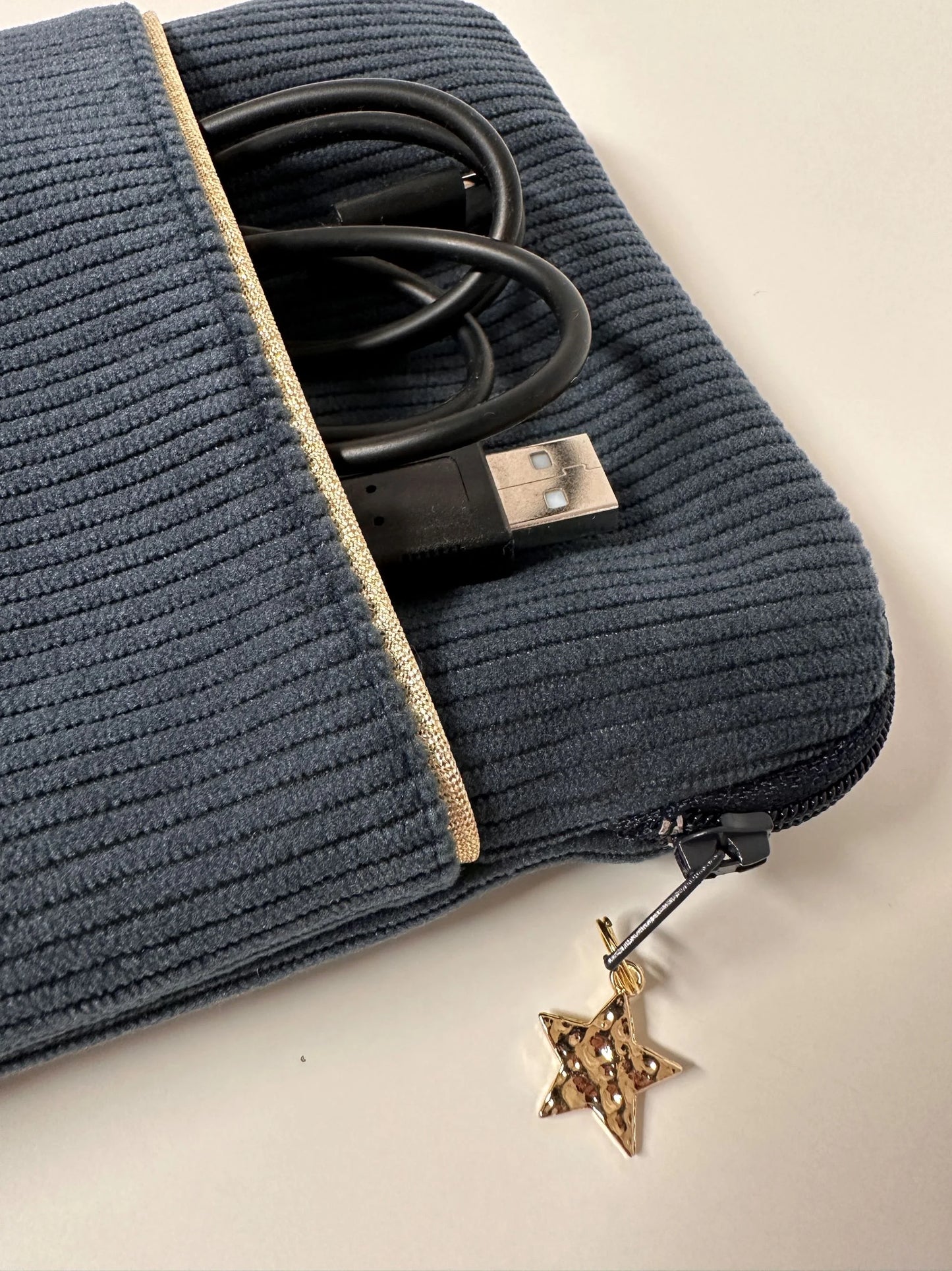 Vue détaillée de La pochette liseuse Lesfilsdisa en velours côtelé bleu canard