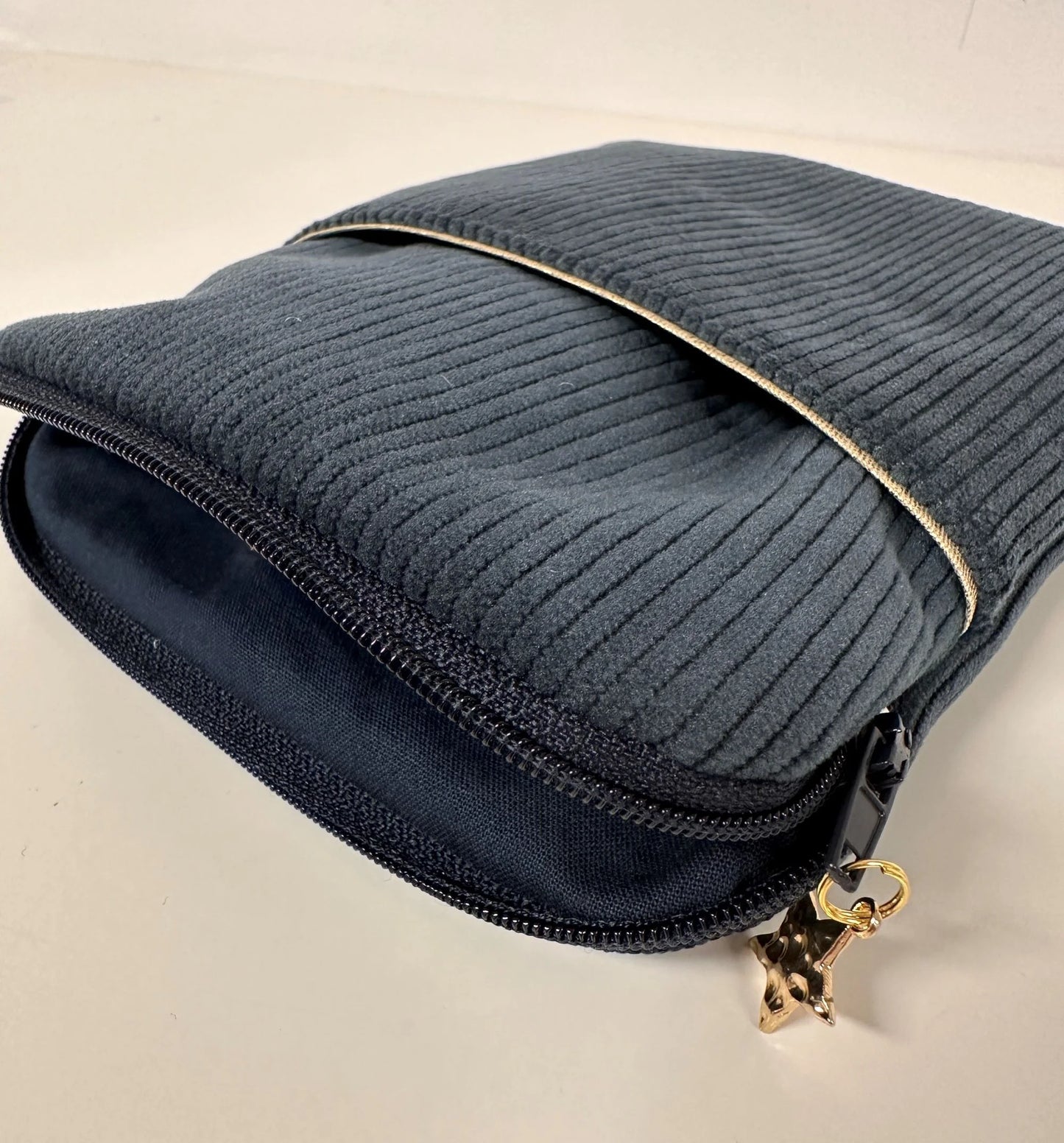 La pochette liseuse Lesfilsdisa en velours côtelé bleu canard, ouverte