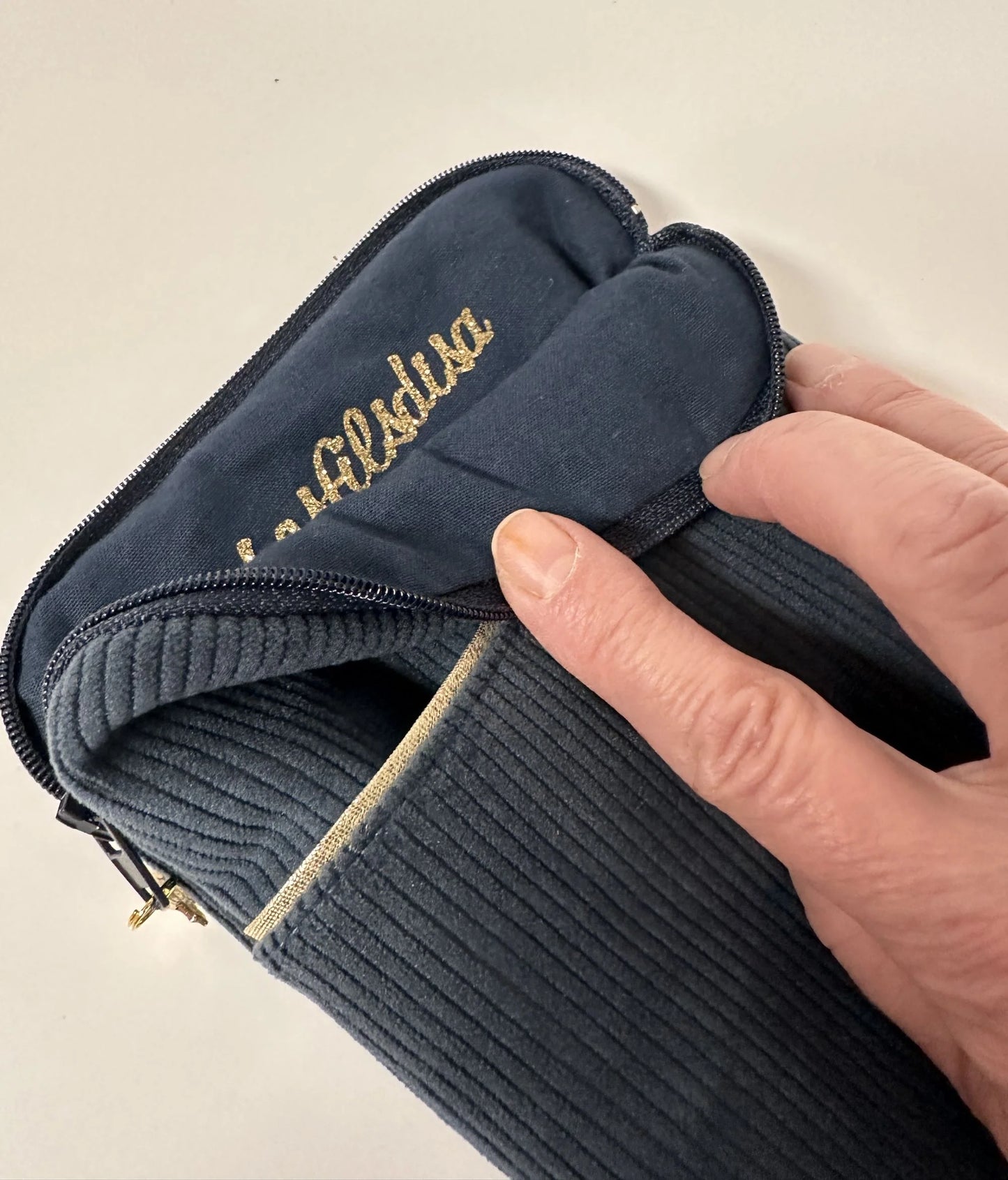 La pochette liseuse Lesfilsdisa en velours côtelé bleu canard, ouverte