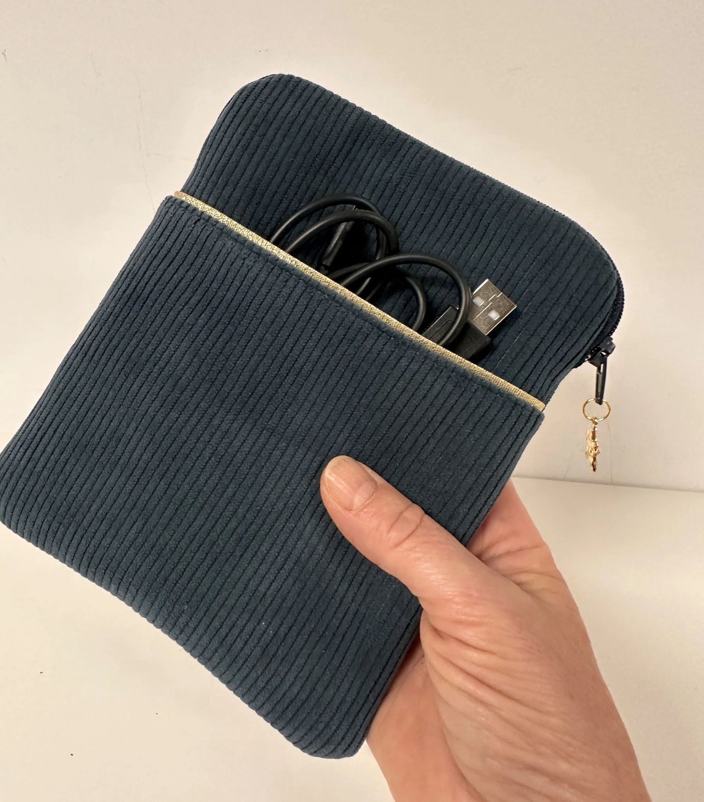 La pochette liseuse Lesfilsdisa en velours côtelé bleu canard
