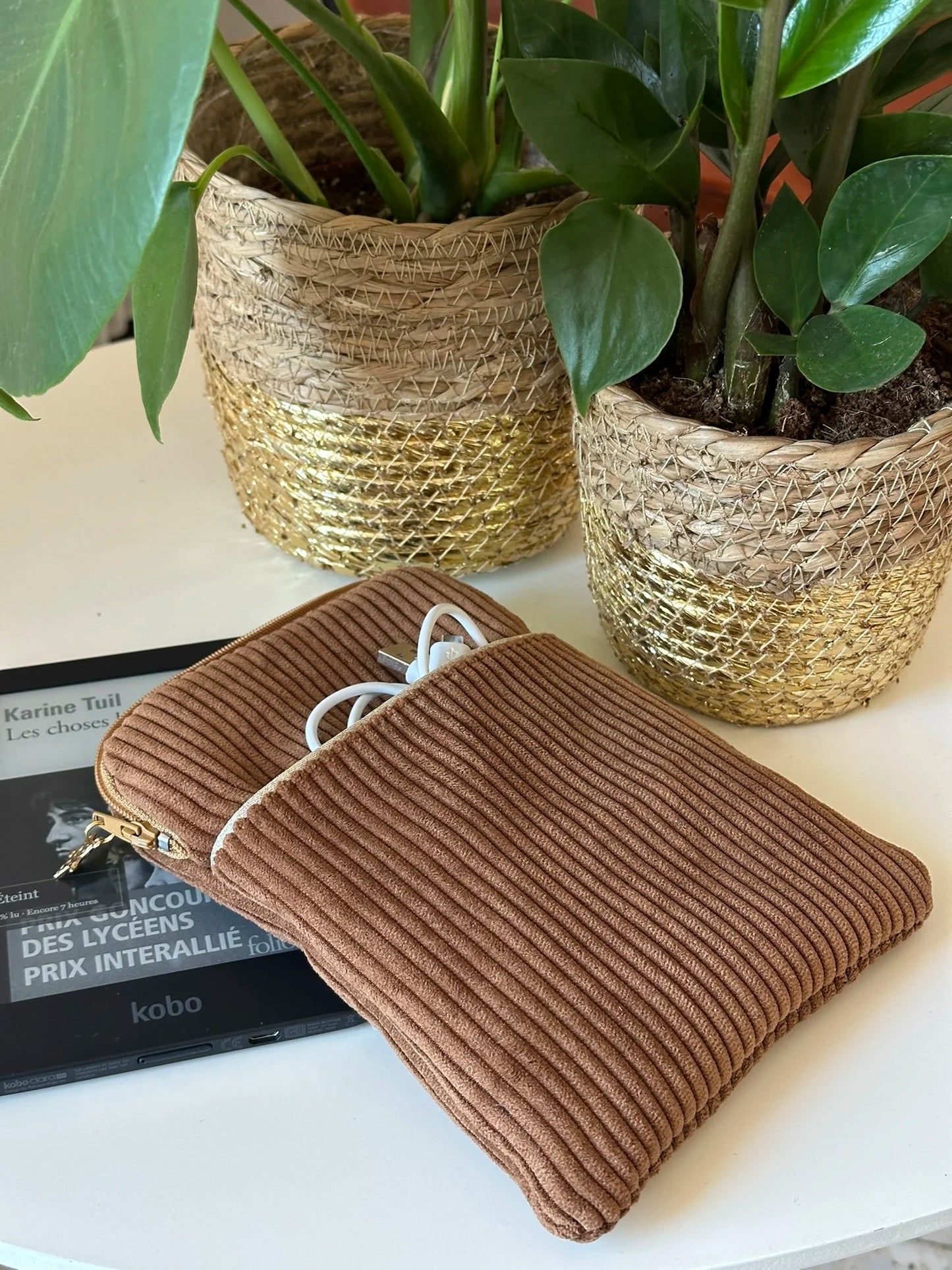 La pochette liseuse en velours cotelé caramel avec Kobo 6 pouces.