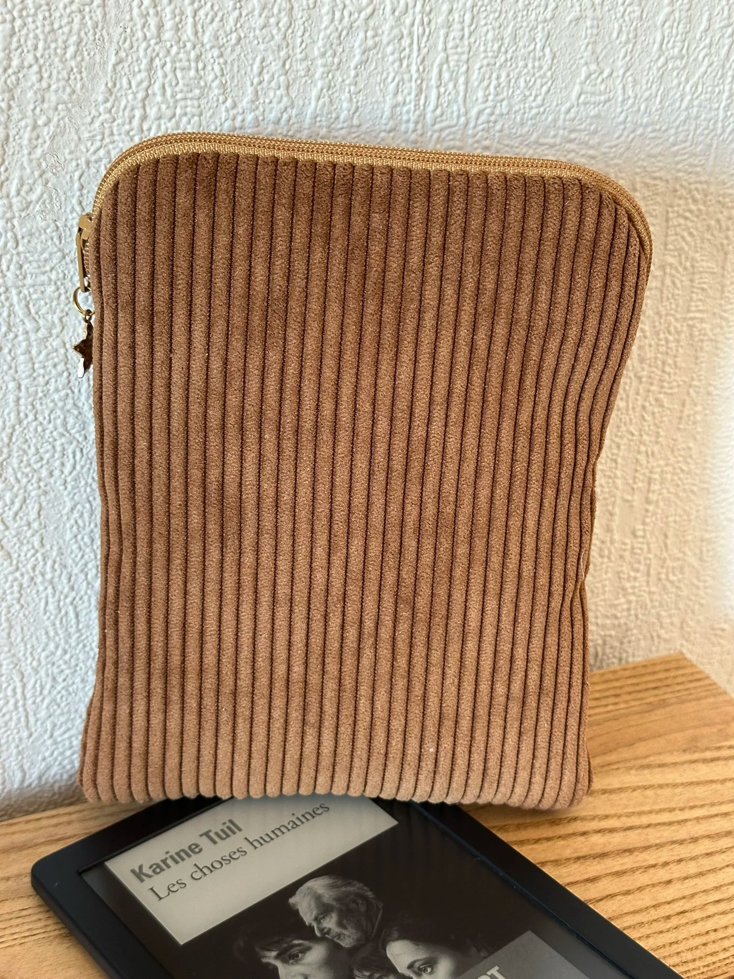 Le dos de la pochette liseuse en velours cotelé caramel.