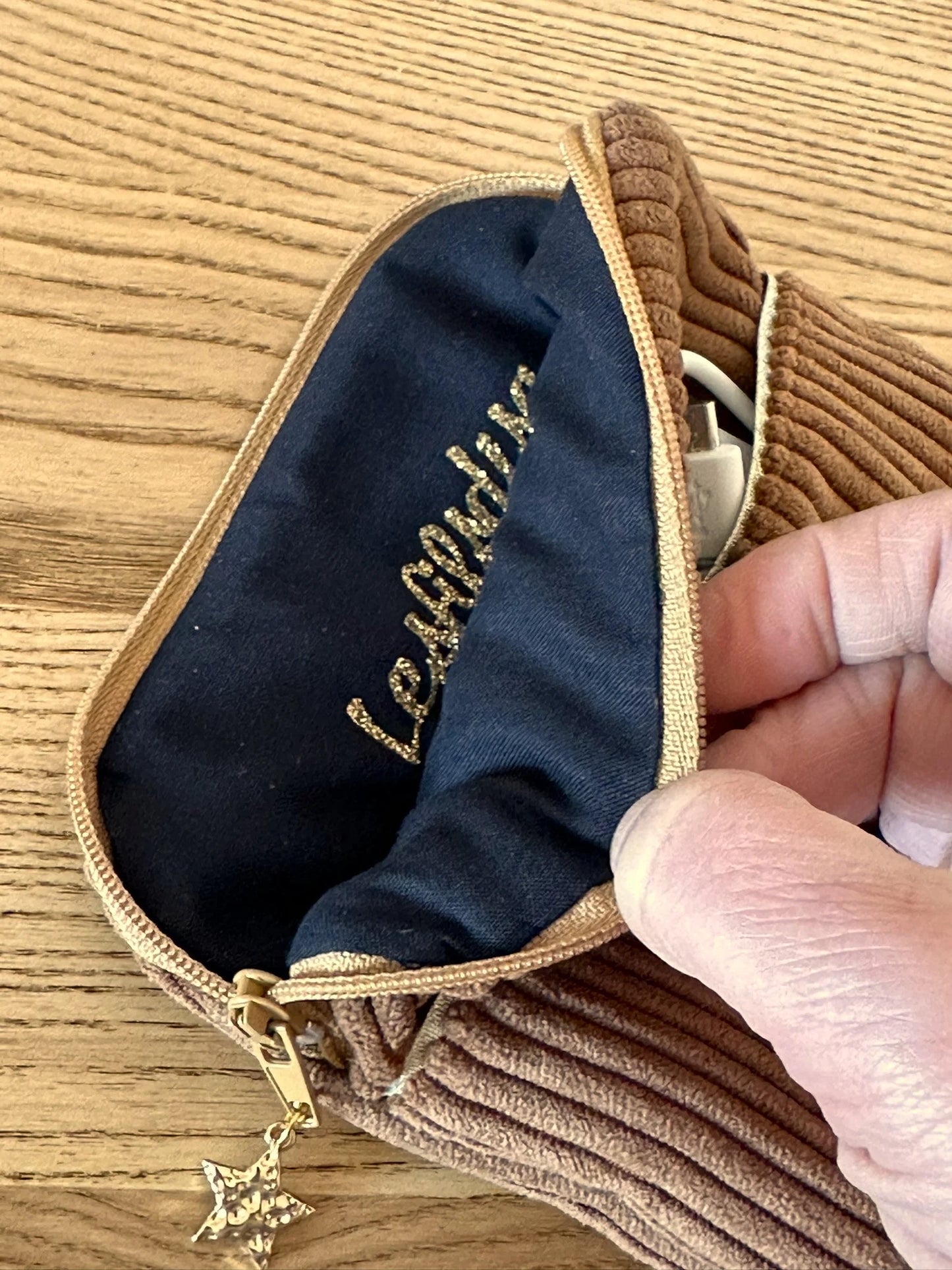 L'intérieur de la pochette liseuse en velours cotelé caramel.