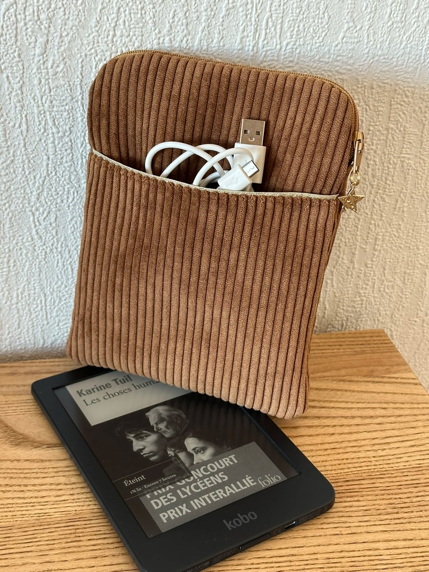La pochette liseuse en velours cotelé caramel, vue de face.