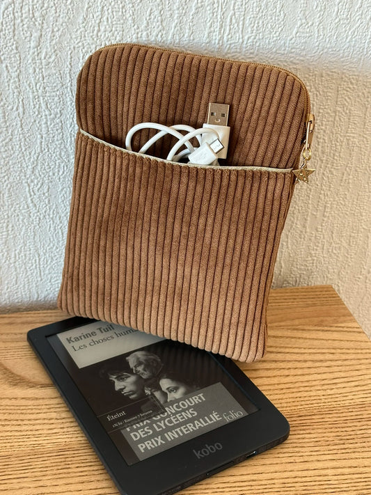 La pochette liseuse en velours cotelé caramel, vue de face.