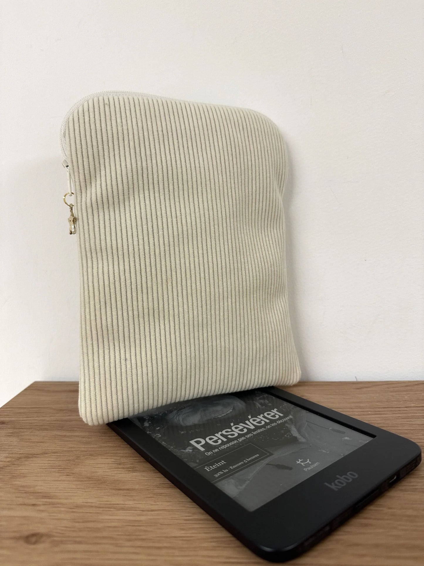 Le dos de la pochette à liseuse en velours cotelé écru.