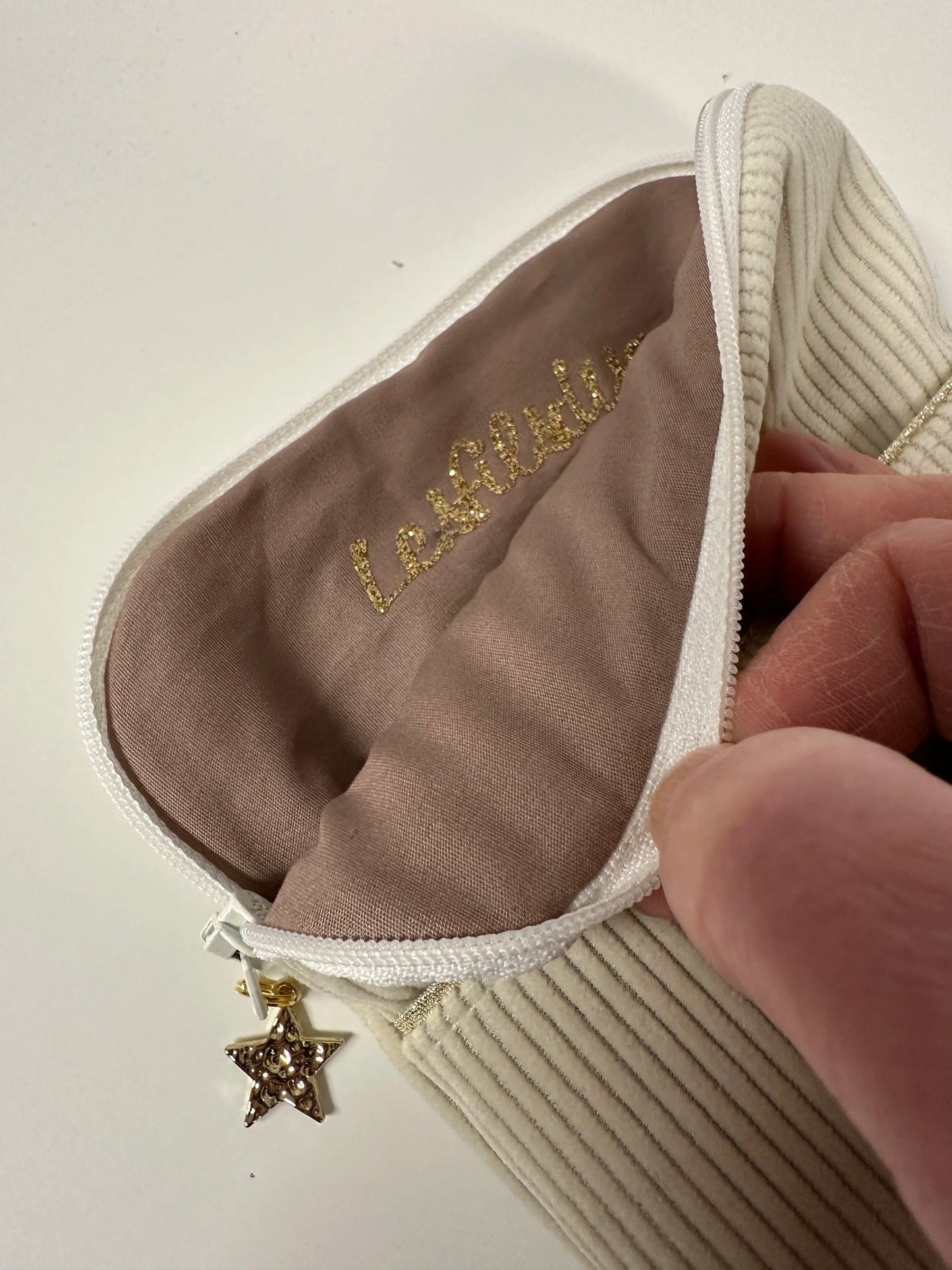 L'intérieur de la pochette à liseuse en velours cotelé écru.