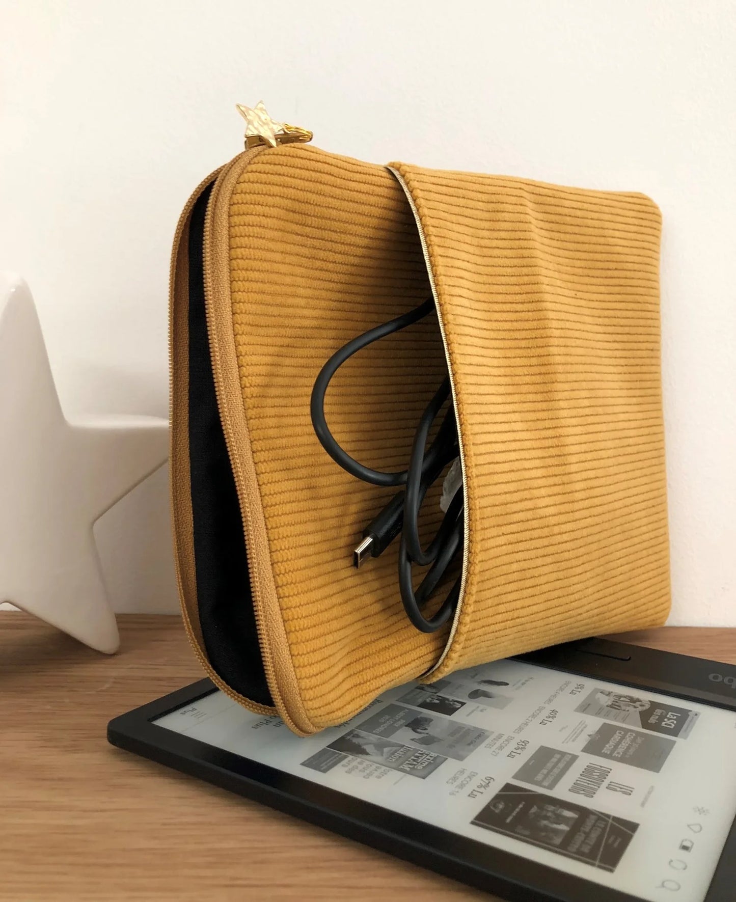 La poche chargeur de la pochette à liseuse numérique en velours cotelé jaune moutarde