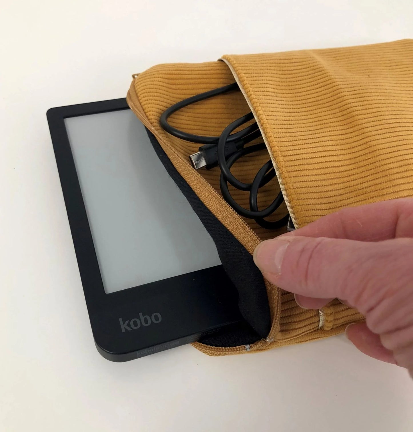 Ouverture élargie de la pochette à liseuse numérique en velours cotelé jaune moutarde