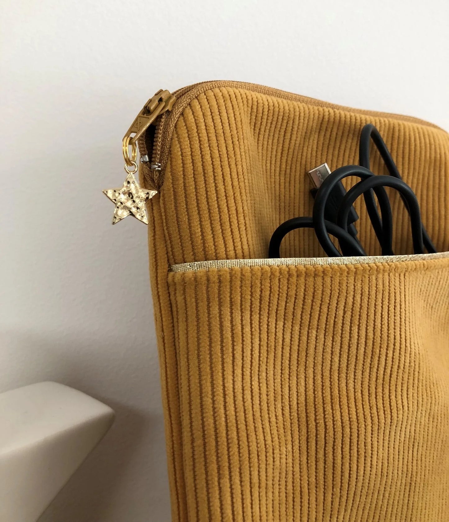 Vue détaillée de la pochette à liseuse numérique en velours cotelé jaune moutarde