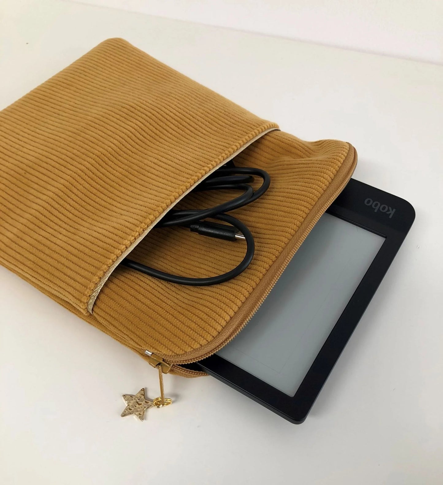 La pochette à liseuse en velours cotelé jaune moutarde, avec Kobo Libra H2O