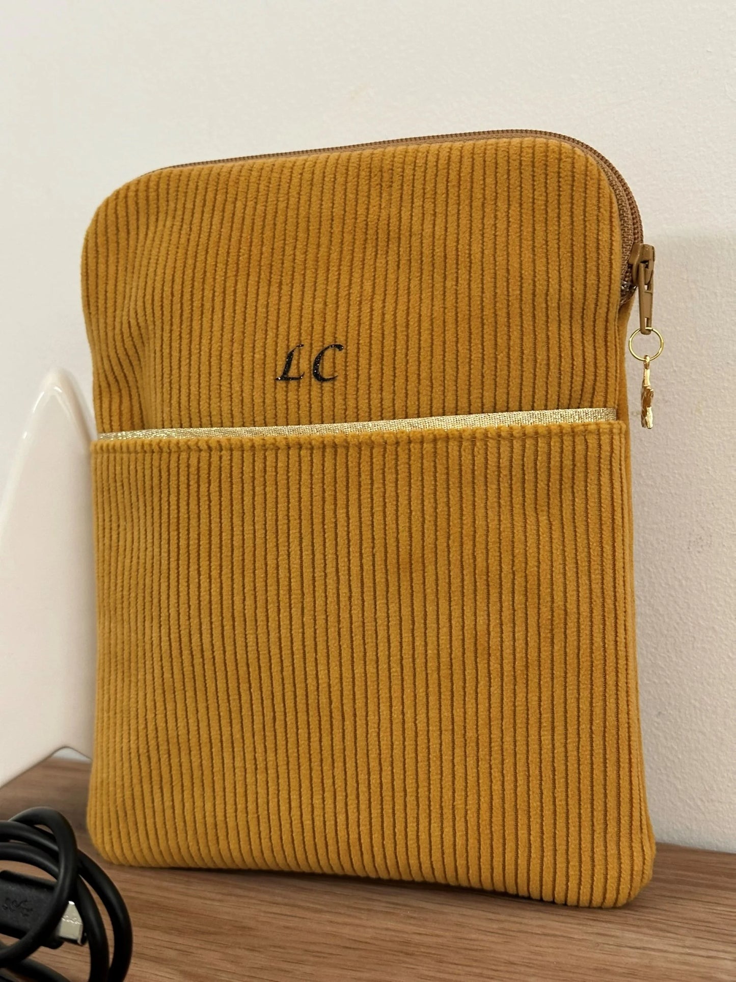 Exemple de personnalisation extérieure de la pochette à liseuse en velours cotelé jaune moutarde
