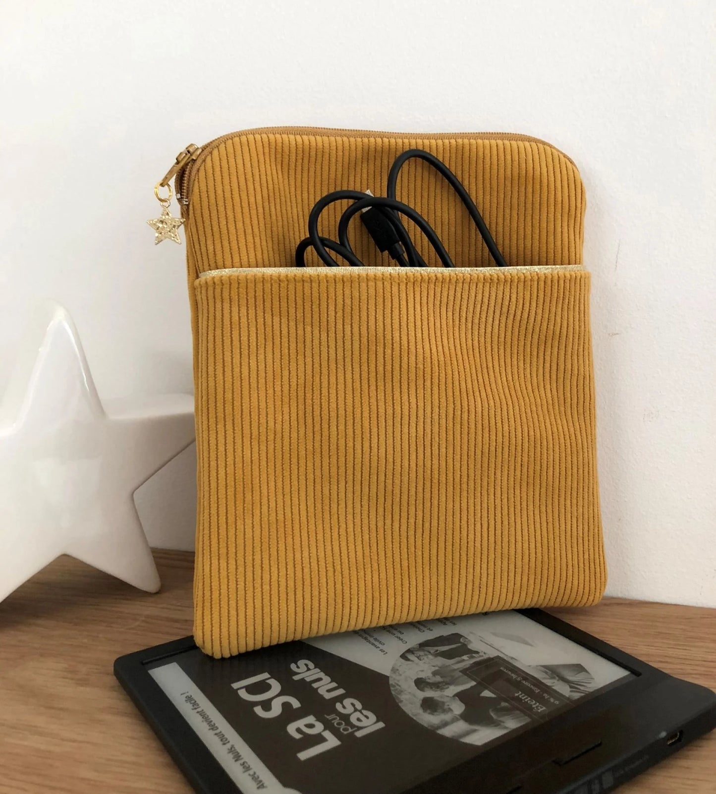 La pochette à liseuse numérique en velours cotelé jaune moutarde, format 7 pouces.