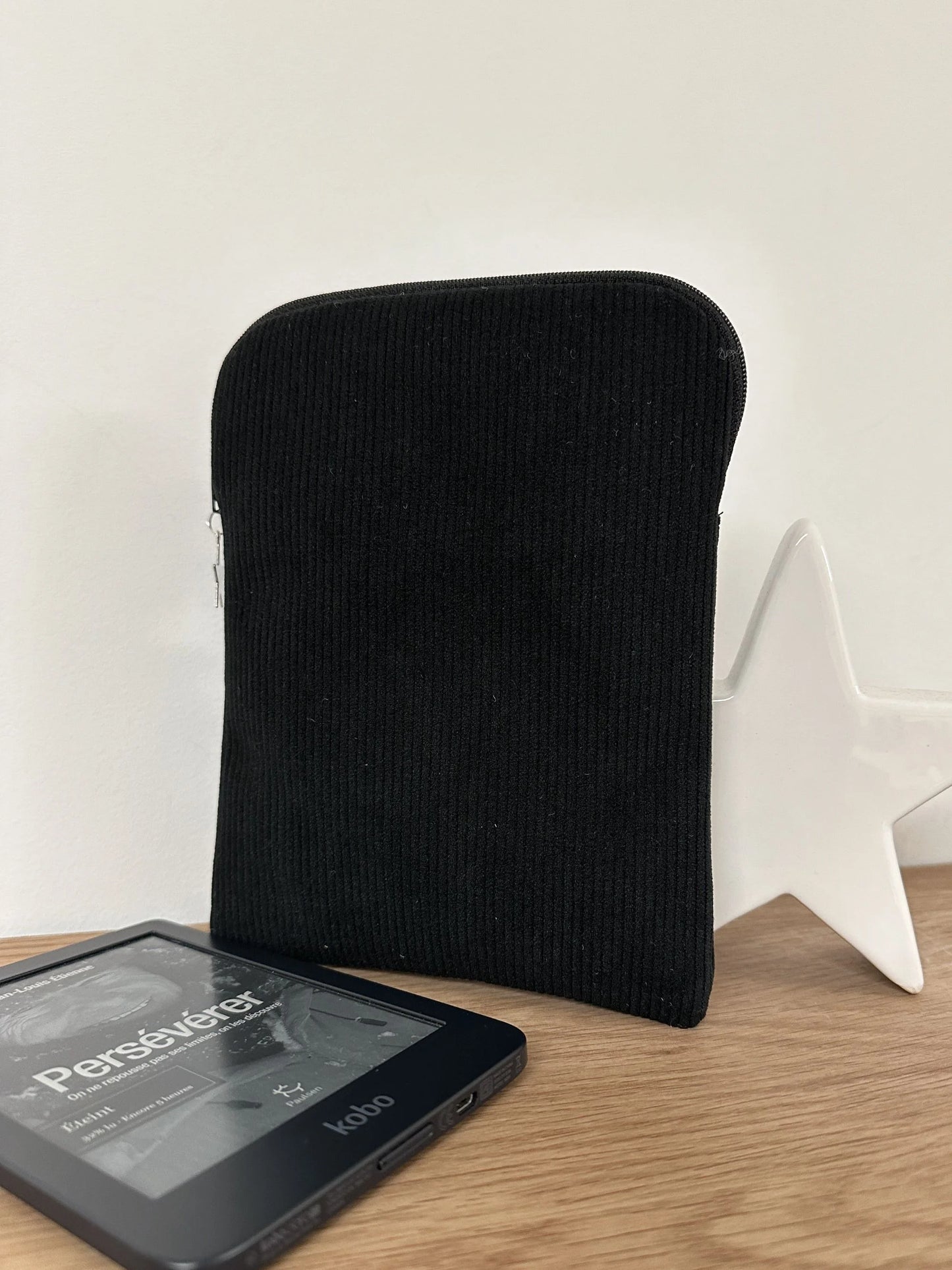 Le dos de la pochette liseuse en velours cotelé noir.