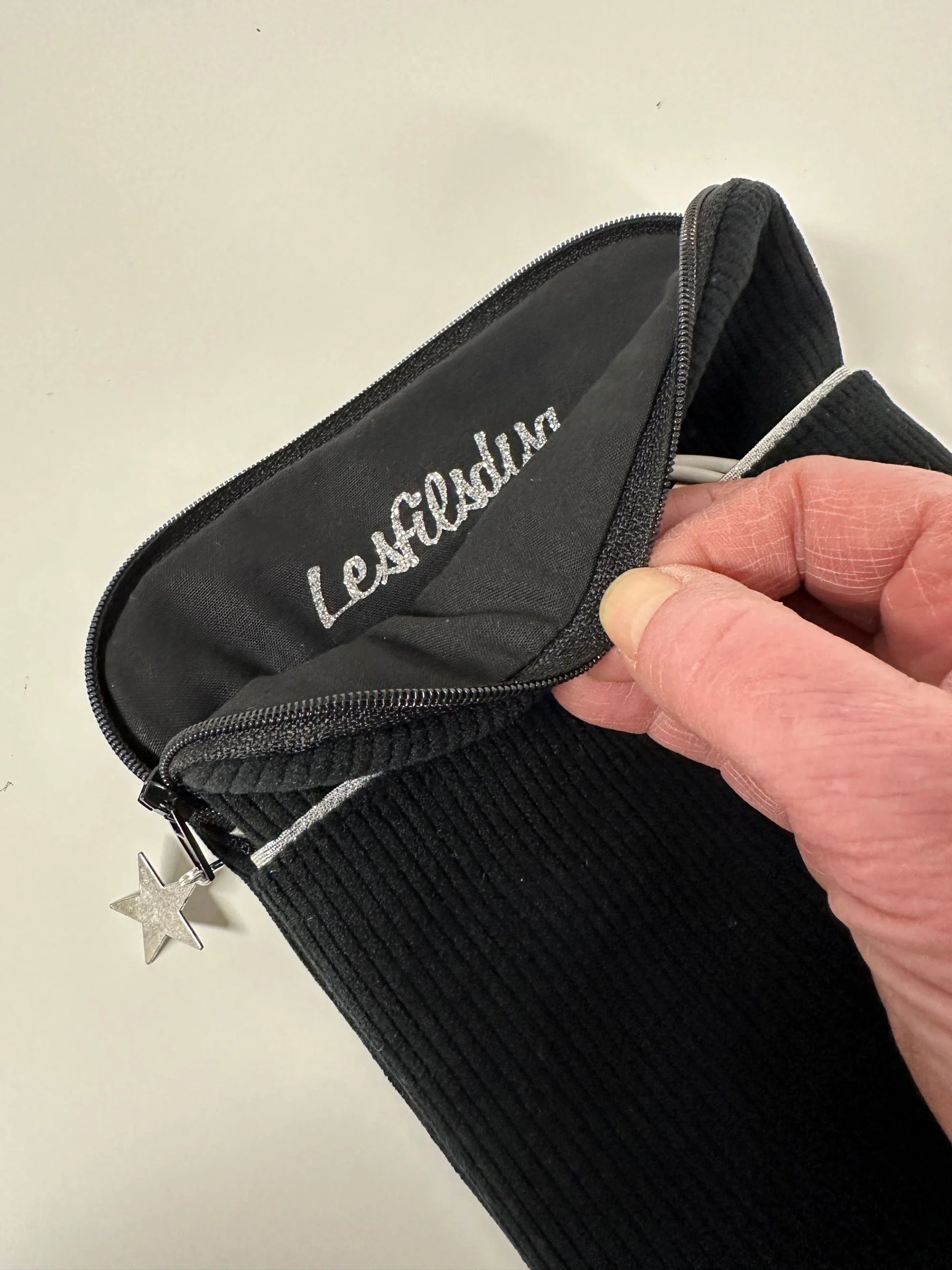 L'intérieur de la pochette liseuse en velours cotelé noir.