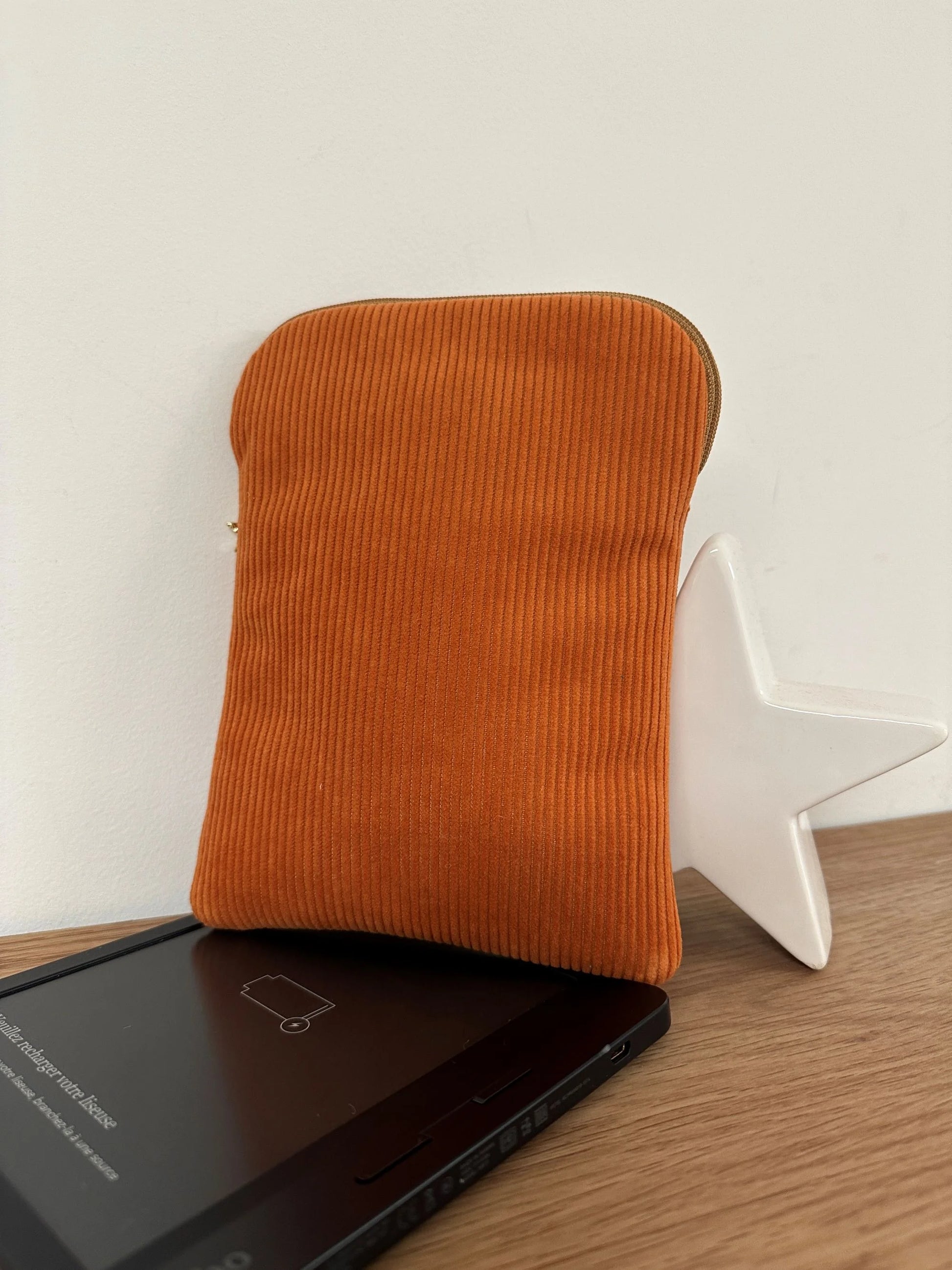 La pochette liseuse en velours cotelé orange, face arrière.