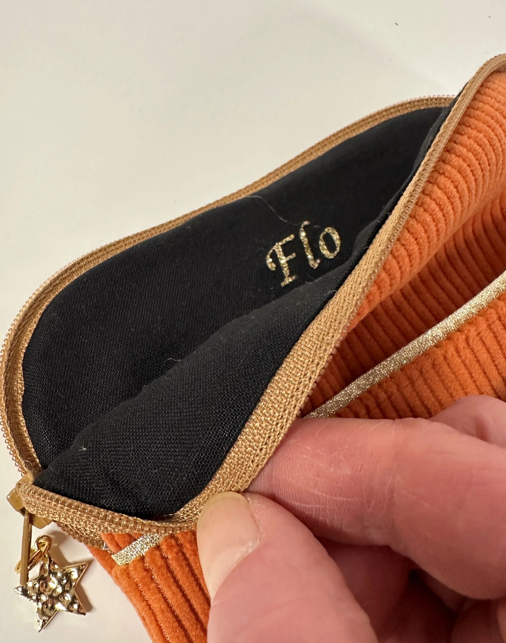 Exemple de personnalisation intérieure de la pochette liseuse en velours cotelé orange.
