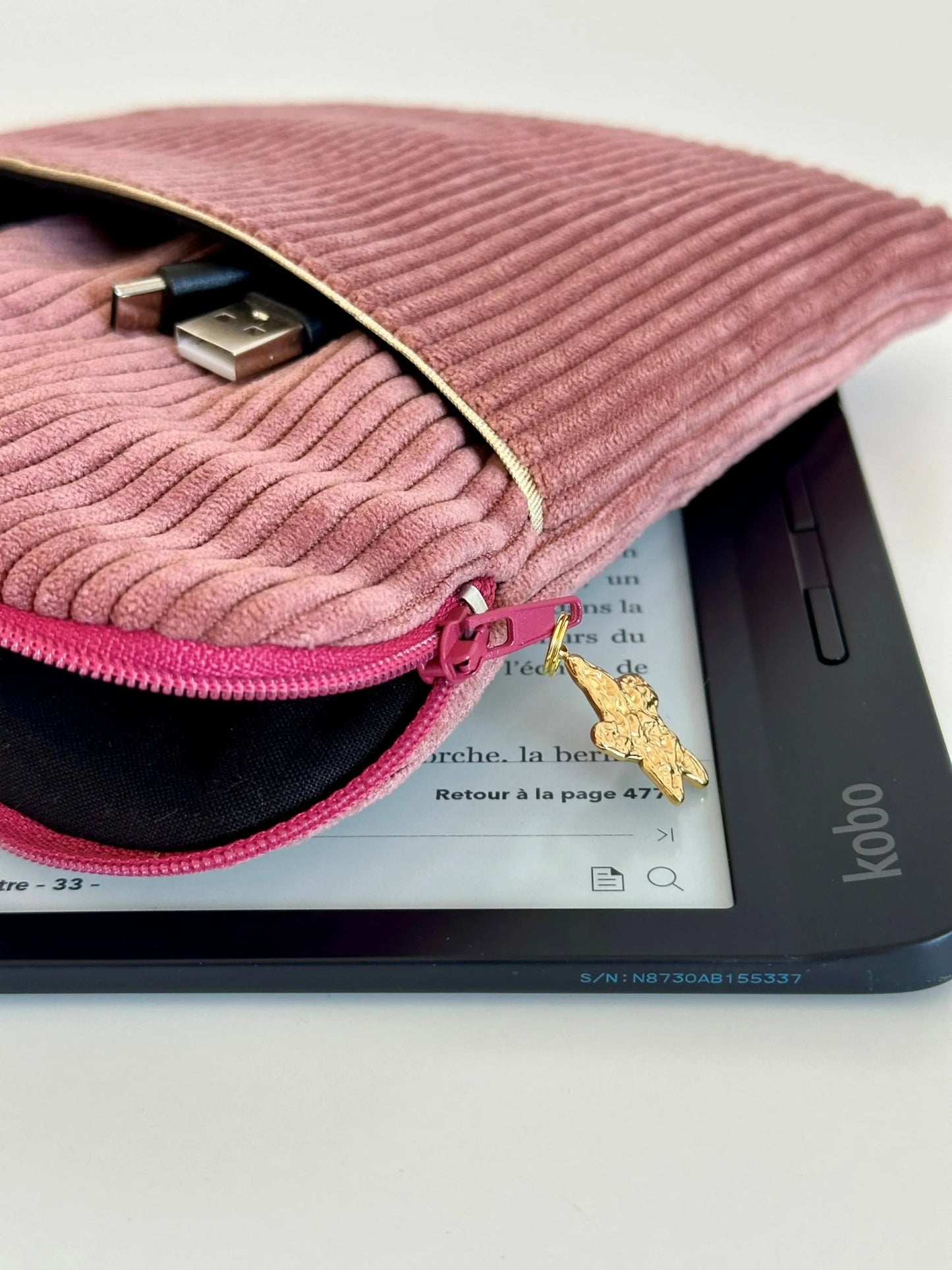 Aperçu de l'intérieur en tissu coton doux de la pochette liseuse en velours cotelé vieux rose.