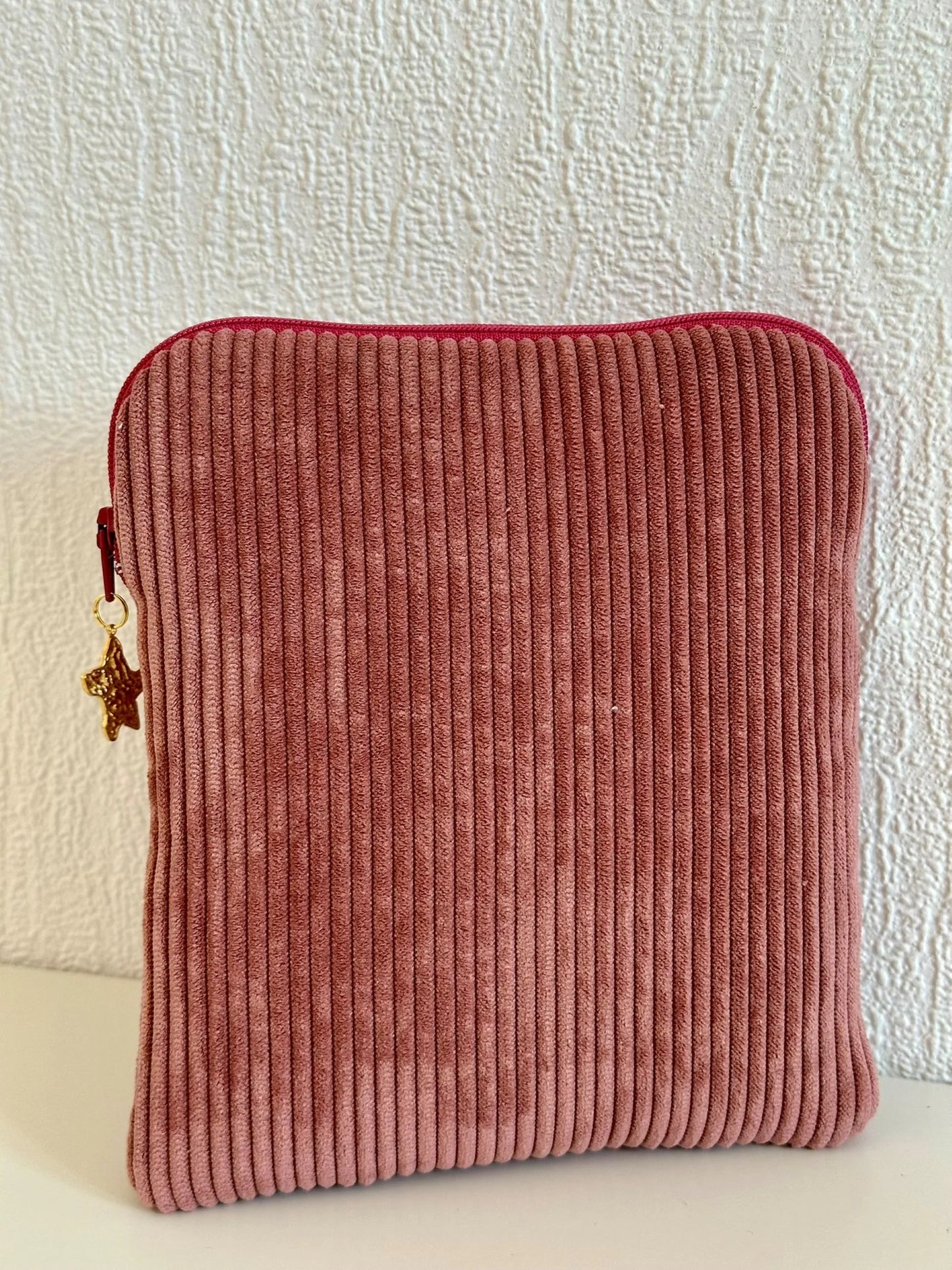 Le dos de la pochette liseuse en velours cotelé vieux rose.