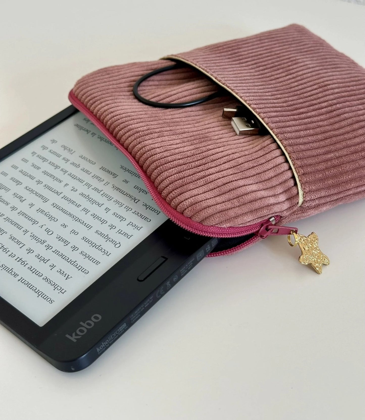 La Kobo Libra H2O avec la pochette liseuse en velours cotelé vieux rose.