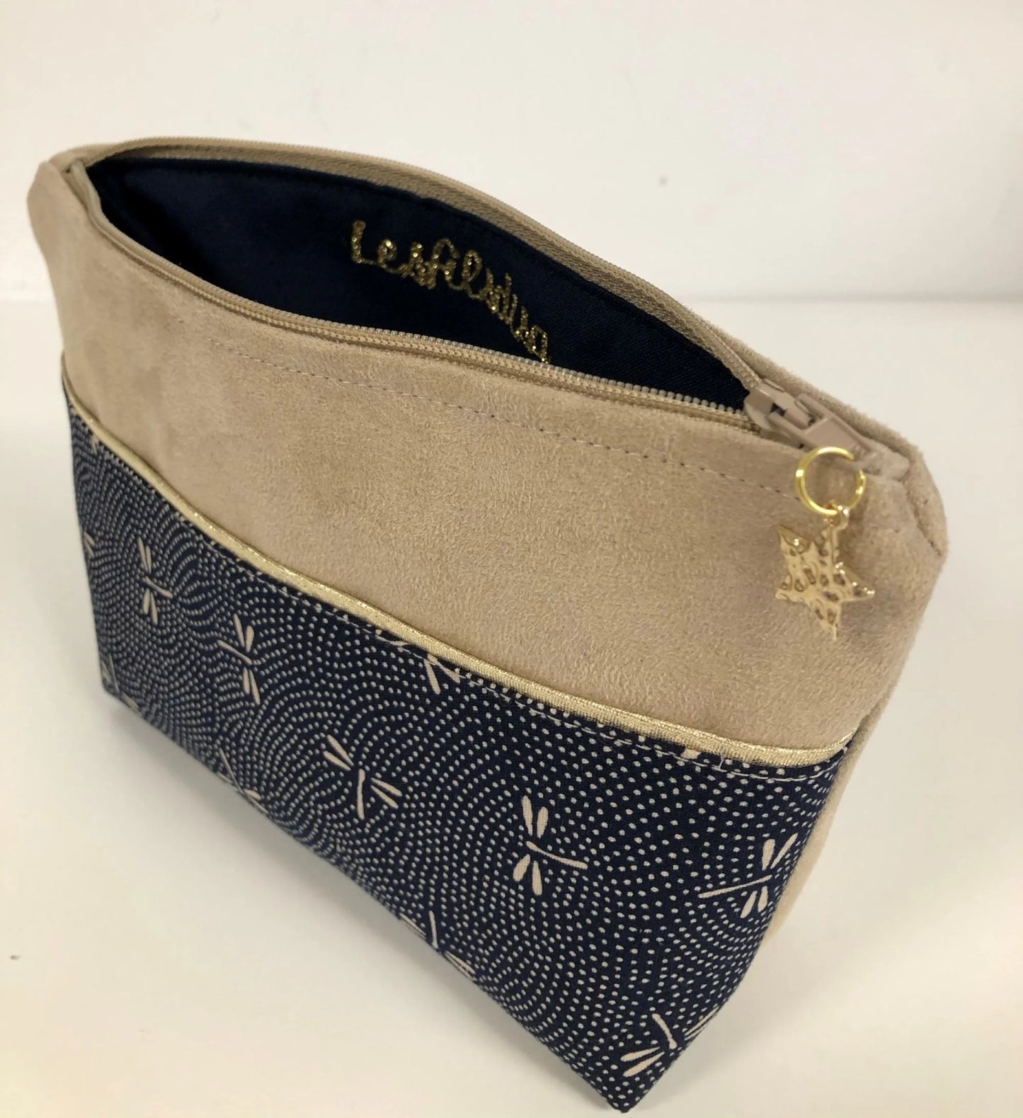 La pochette à maquillage beige en tissu japonais libellules bleu nuit, ouverte