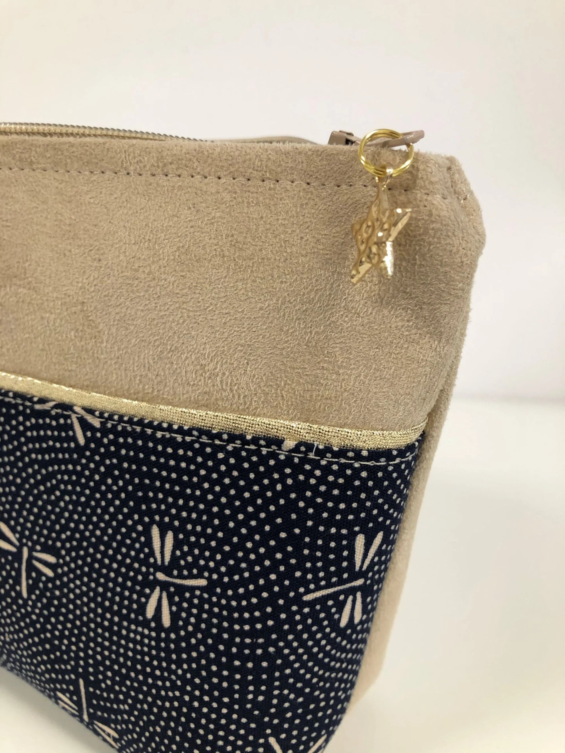 Vue détaillée de la pochette à maquillage beige en tissu japonais libellules bleu nuit