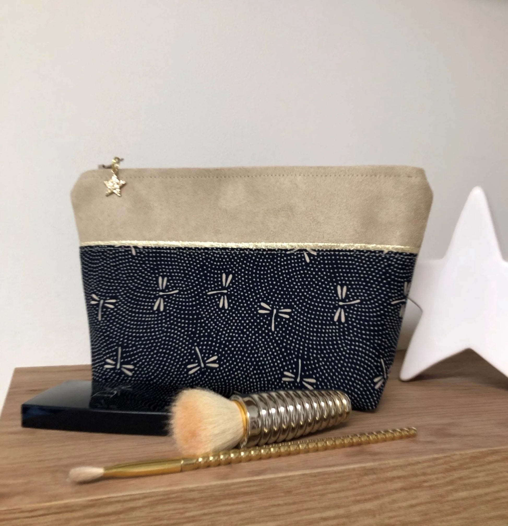 La pochette à maquillage beige en tissu japonais libellules bleu nuit