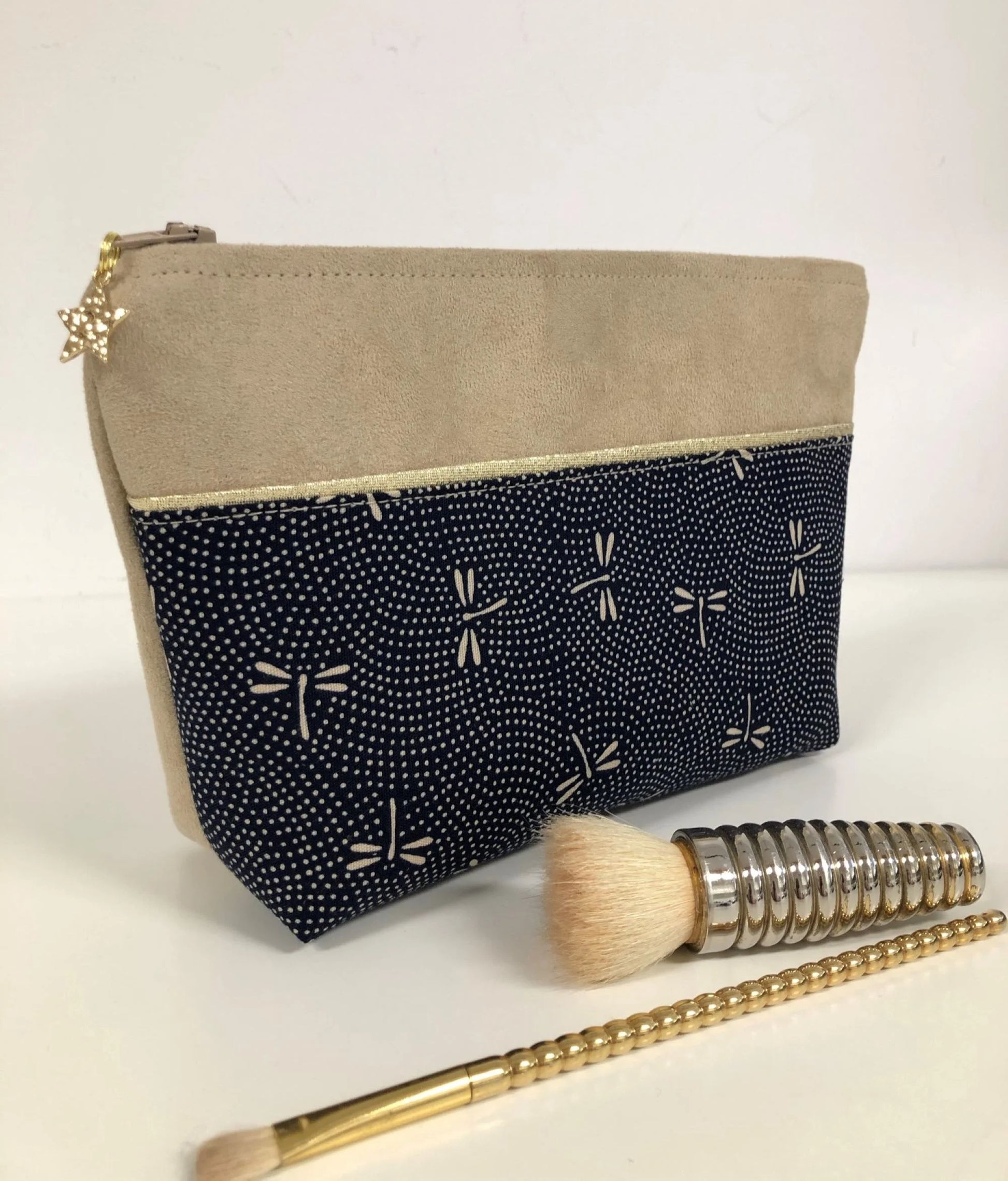 La pochette à maquillage beige en tissu japonais libellules bleu nuit, vue de face