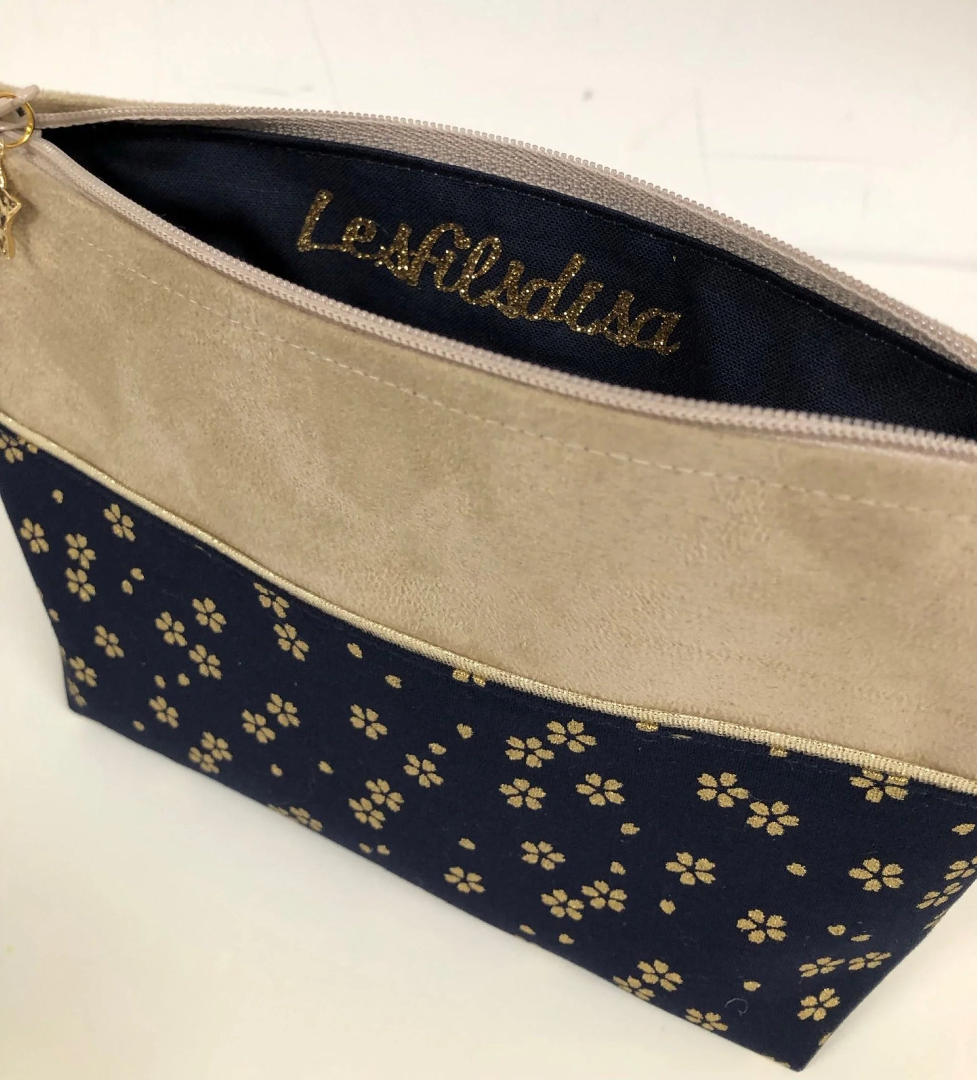 L'intérieur de la pochette à maquillage beige en tissu japonais Sakura bleu nuit