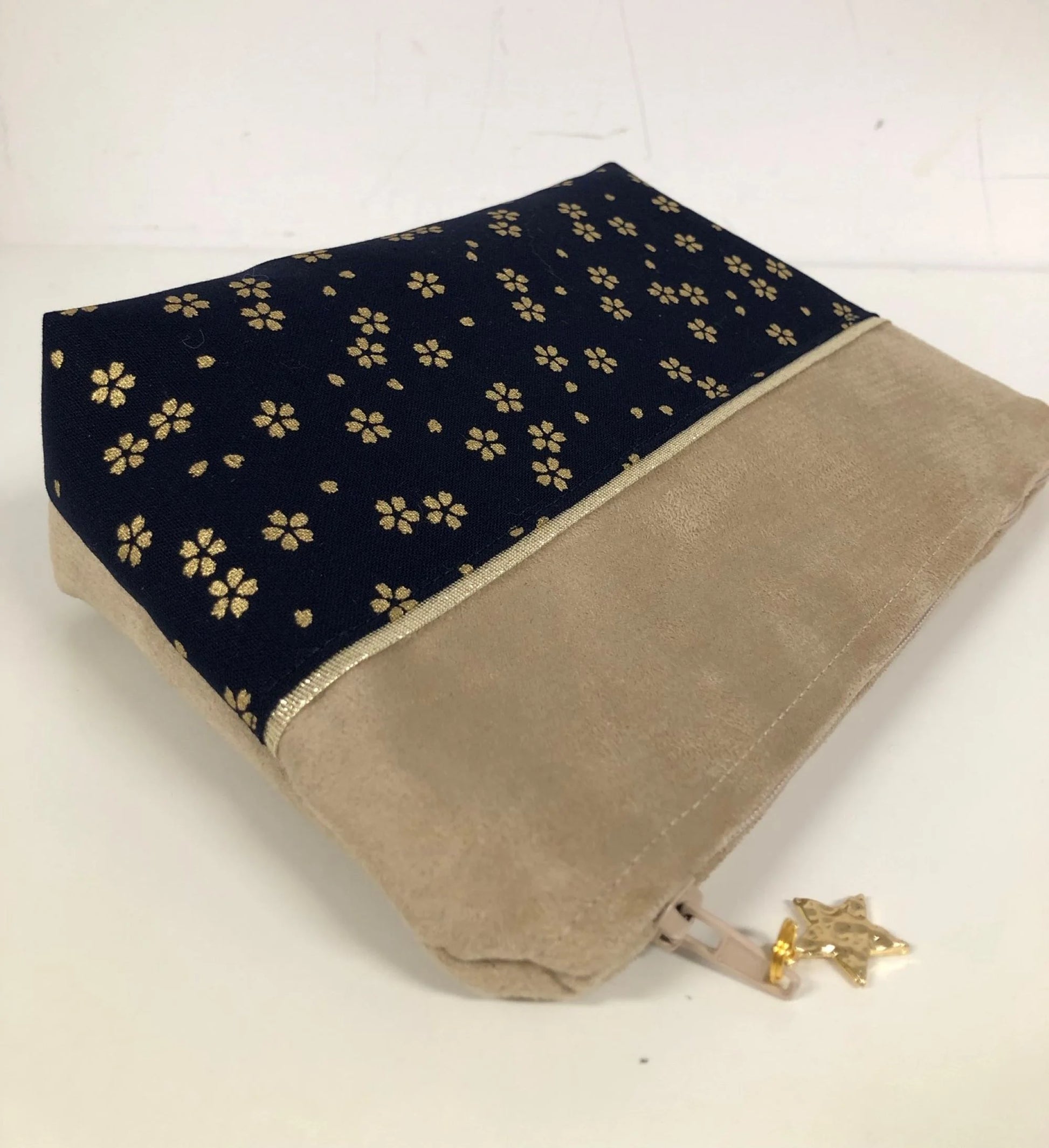Vue latérale de la pochette à maquillage beige en tissu japonais Sakura bleu nuit