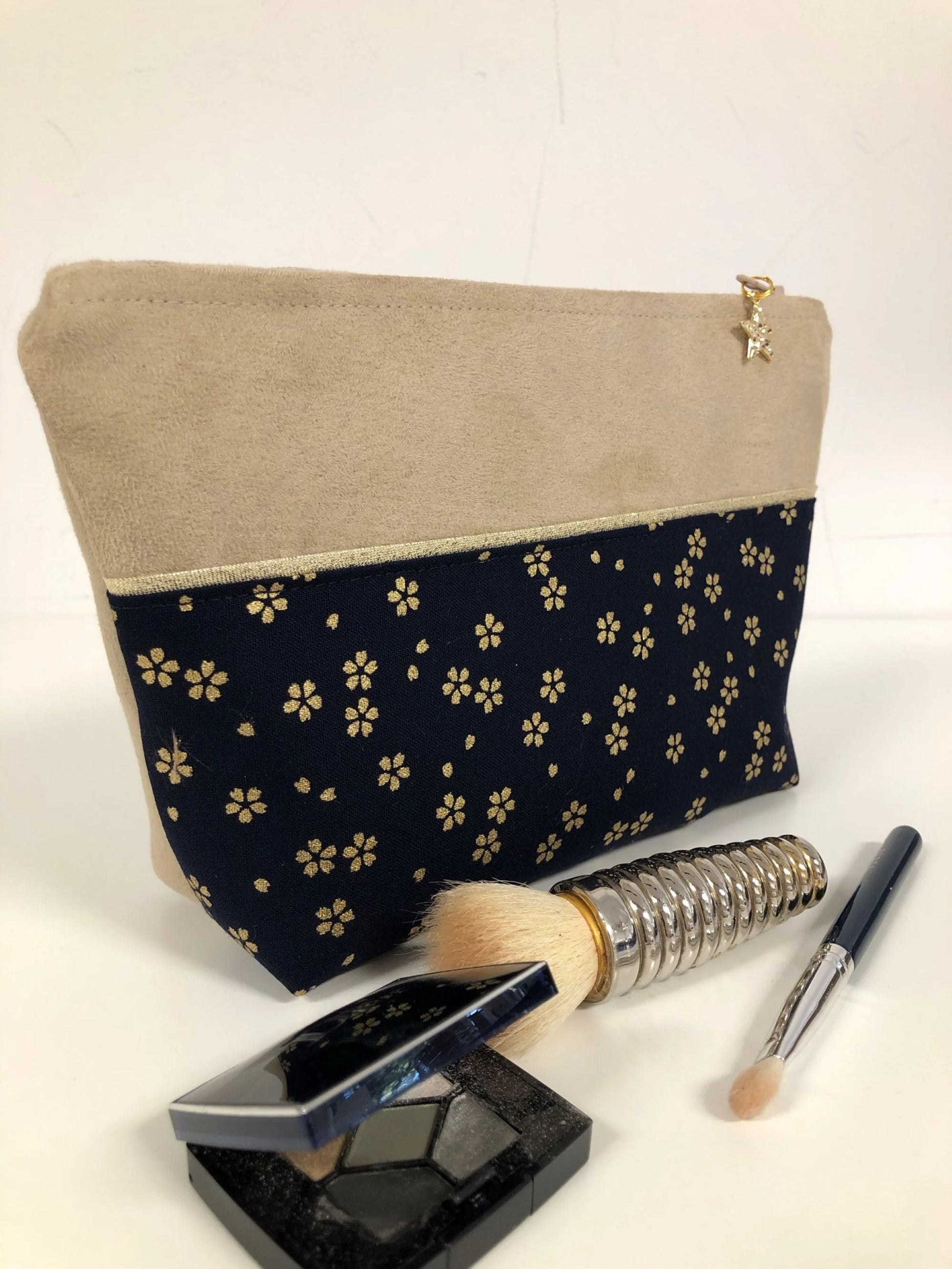 La pochette à maquillage beige en tissu japonais Sakura bleu nuit