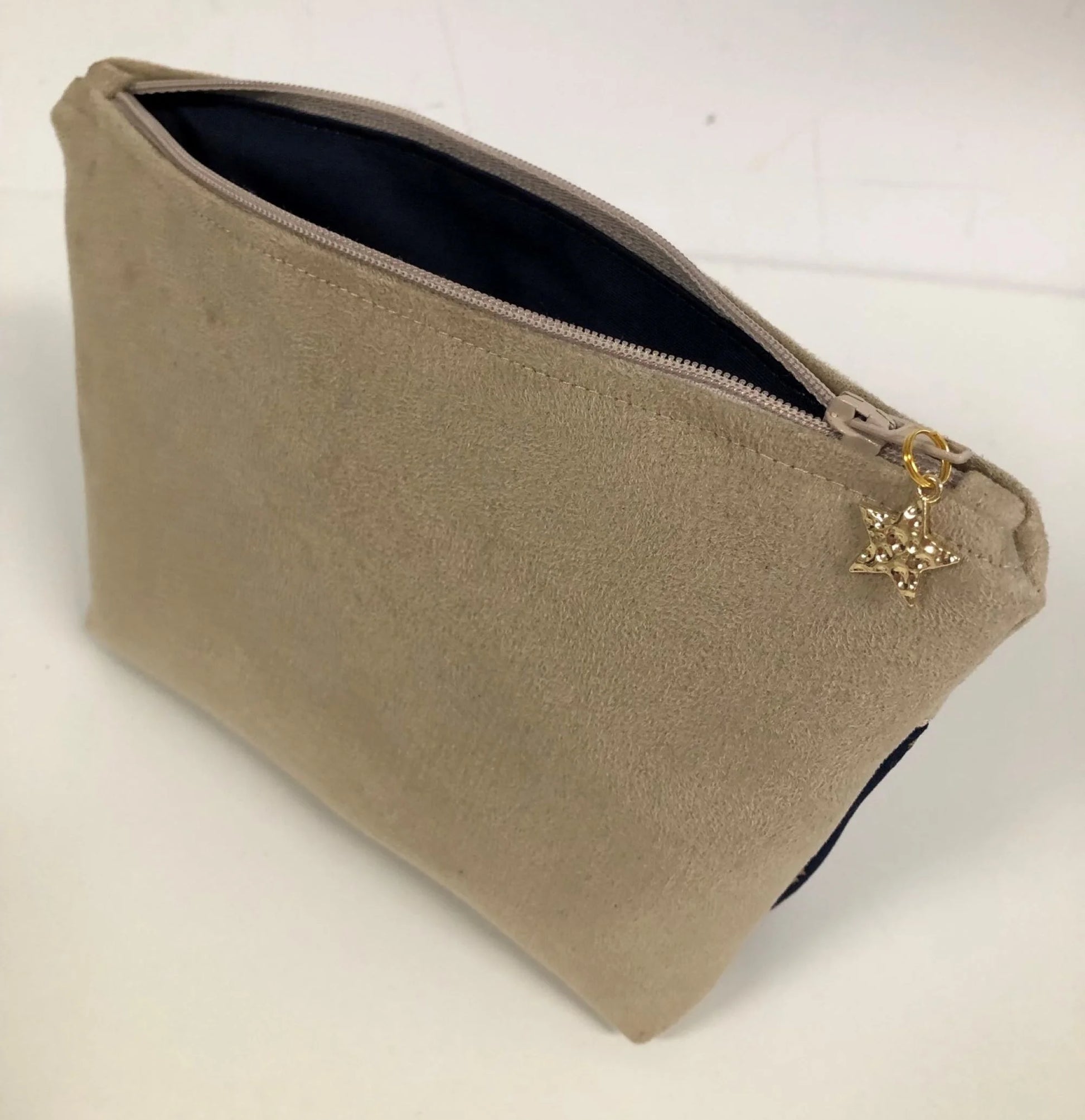 La pochette à maquillage beige en tissu japonais Sakura bleu nuit, vue de dos.